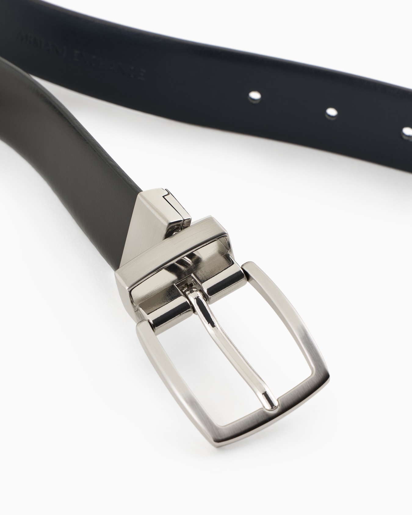 Reversible leather belt with satin metal logo buckle Slide 3