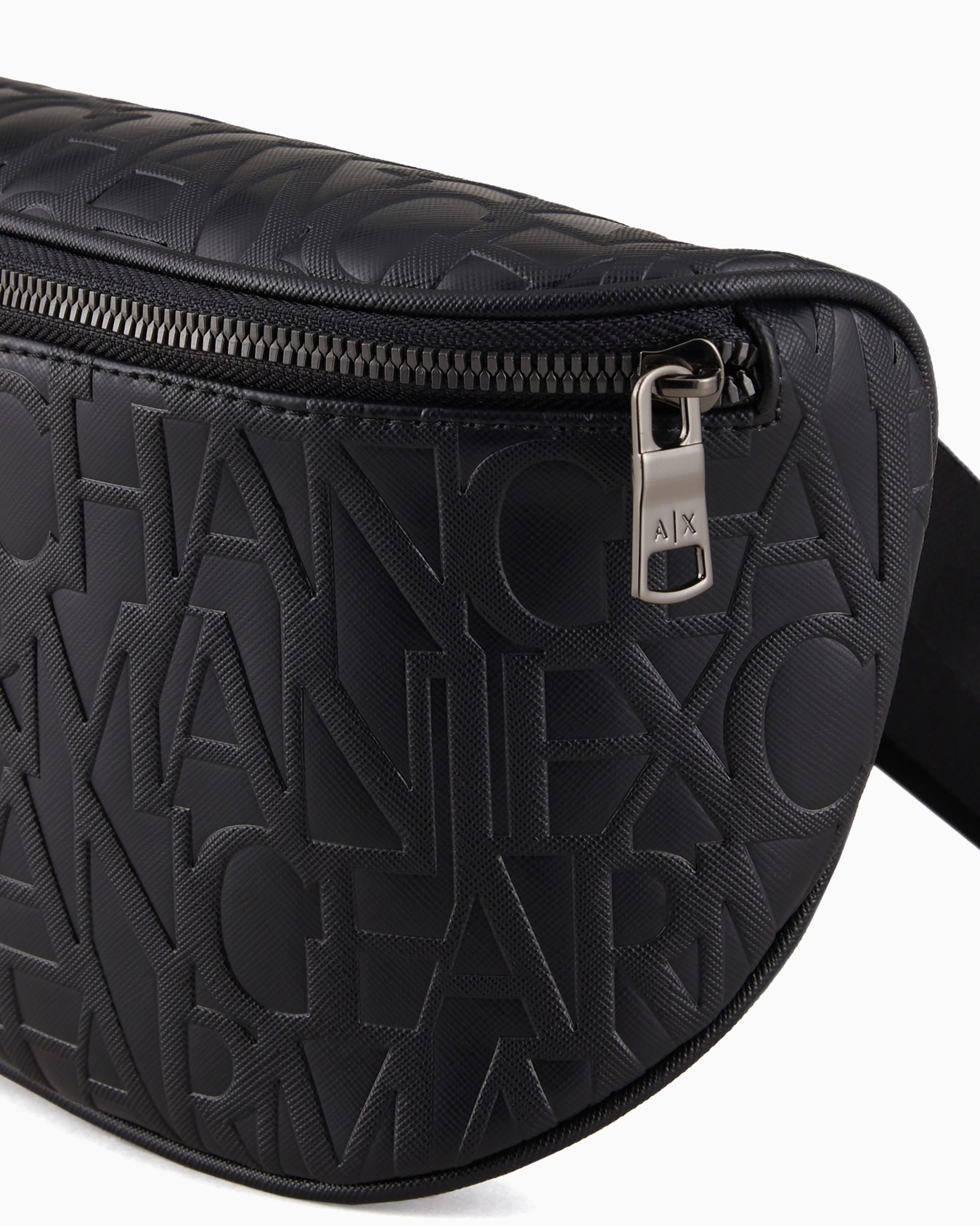 Pochette avec logo embossé ton sur ton en matière grenat Diapositive 4