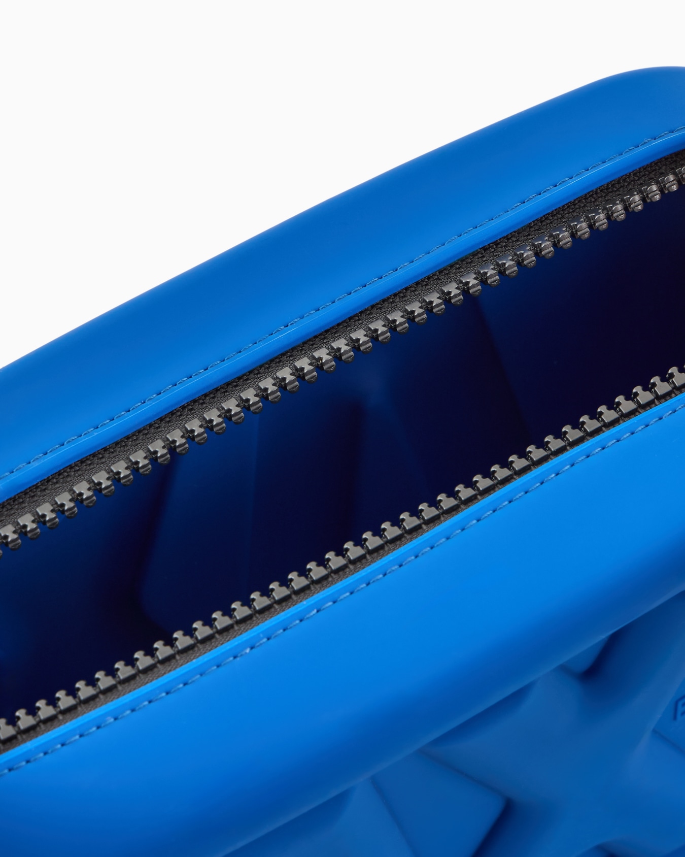 Bolso bandolera de silicona con logo moldeado en relieve Diapositiva 3