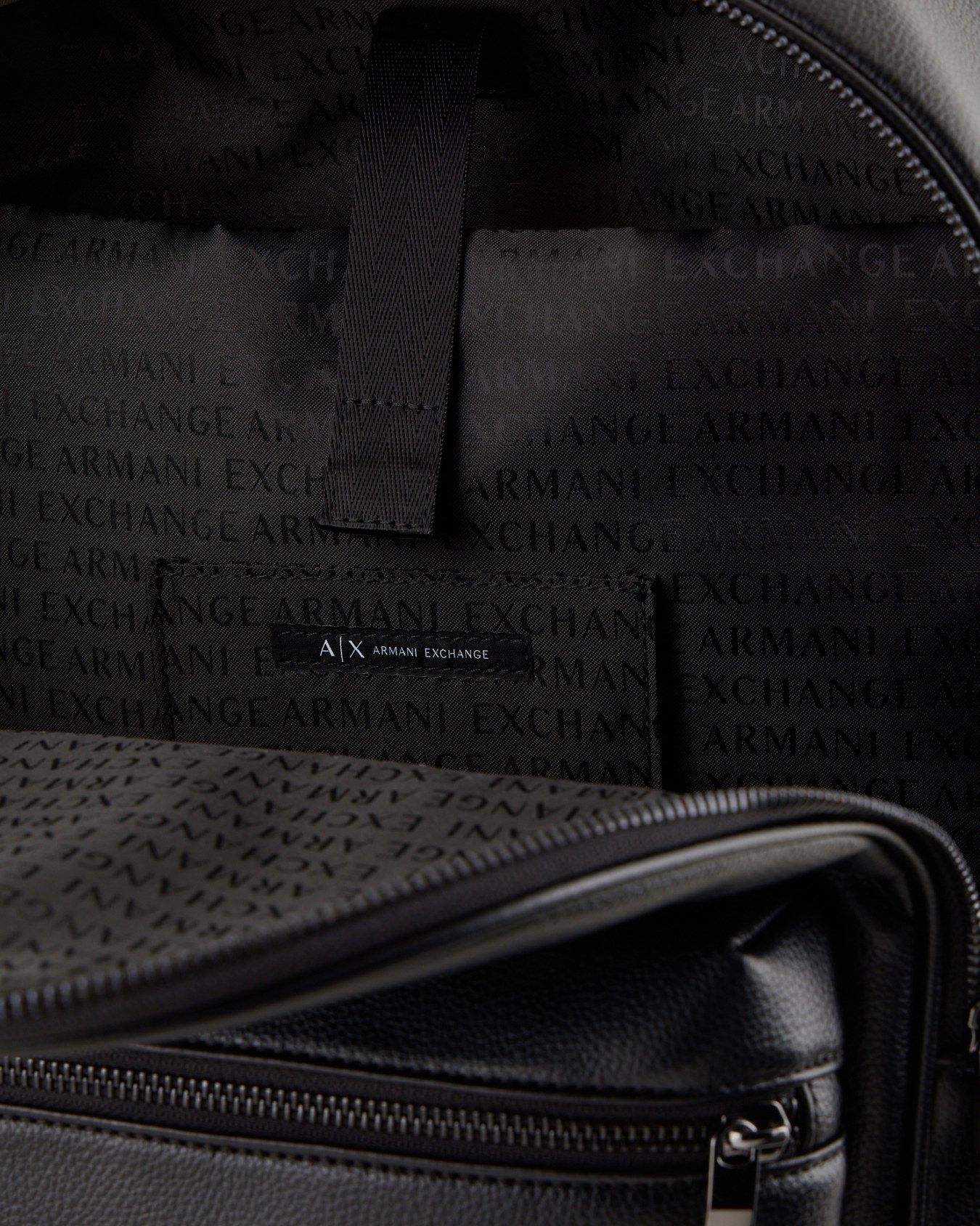 Mochila con logo grabado tono sobre tono y gancho Diapositiva 3