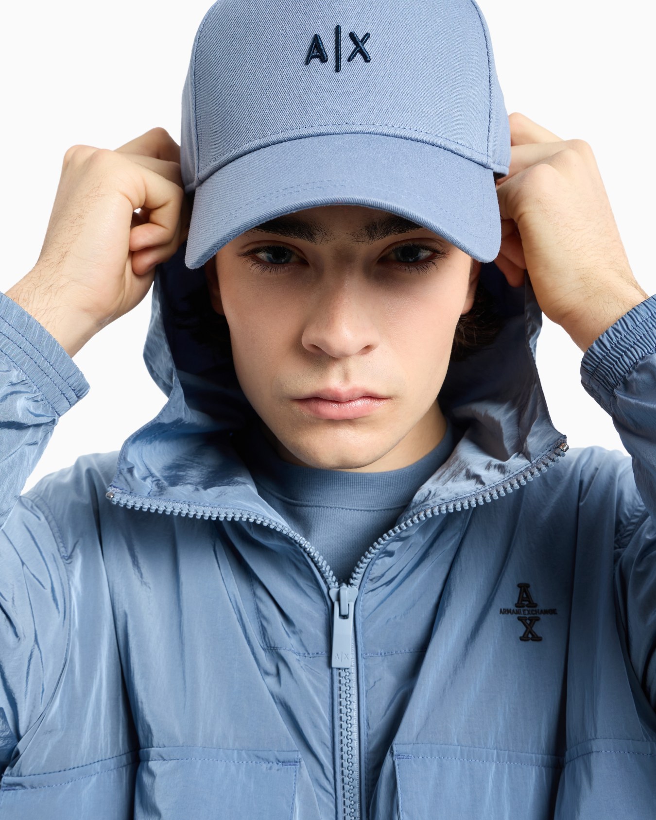 Gorro con visera y logo bordado. Diapositiva 2