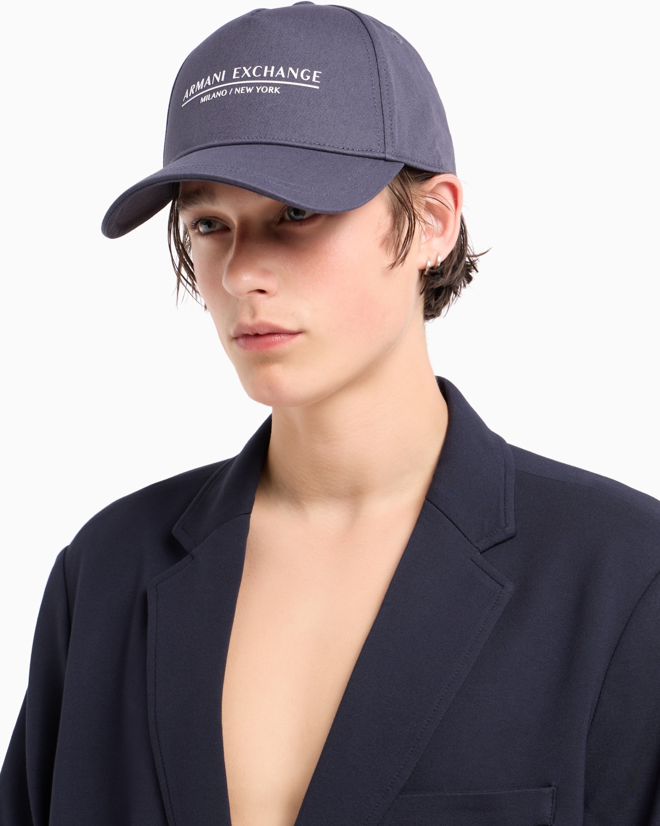 Gorro con visera con estampado frontal. Diapositiva 3