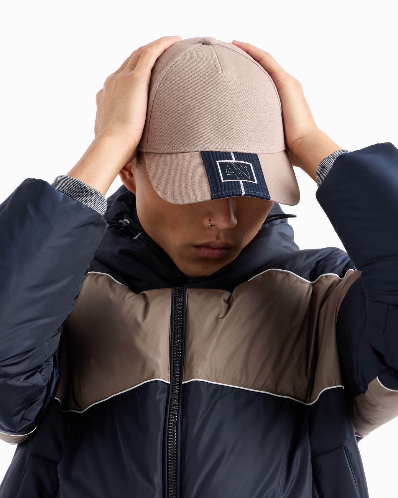 Mütze mit Schirm und Logo-Patch Folie 2