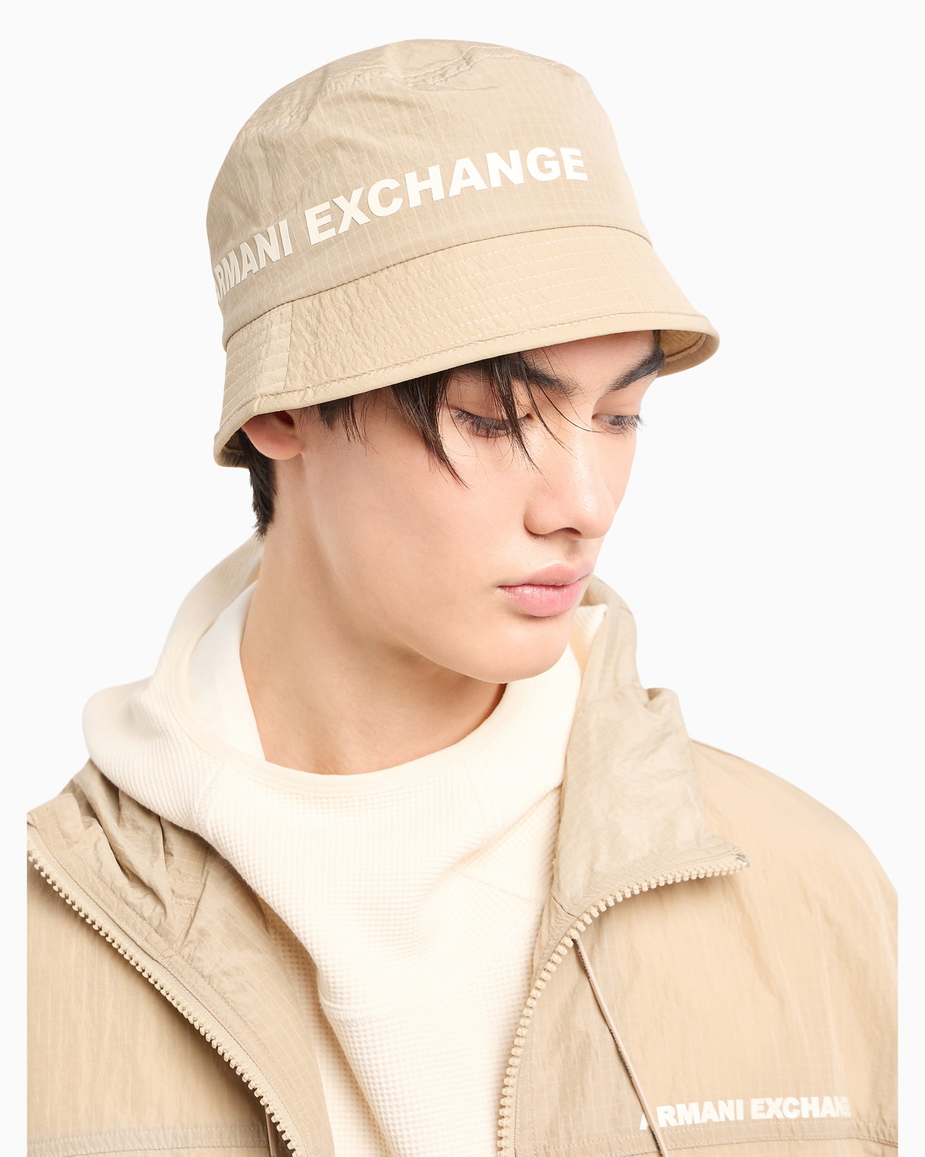 Bucket hat in technical fabric Diapositiva 2