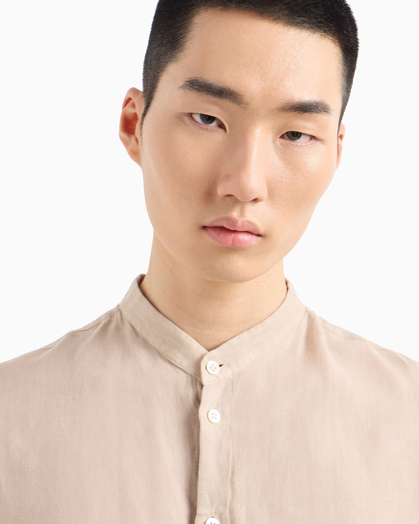 Garment-dyed linen shirt with guru collar Slide 4