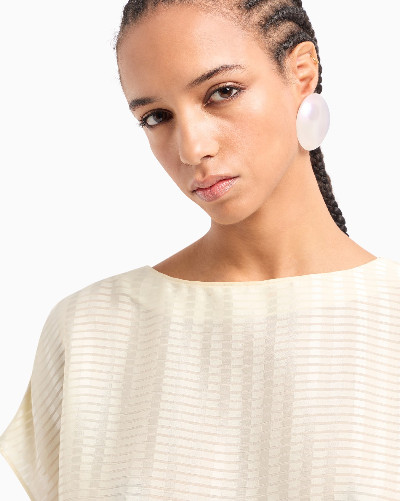 All-over rectangle-motif top with side slits Slide 4