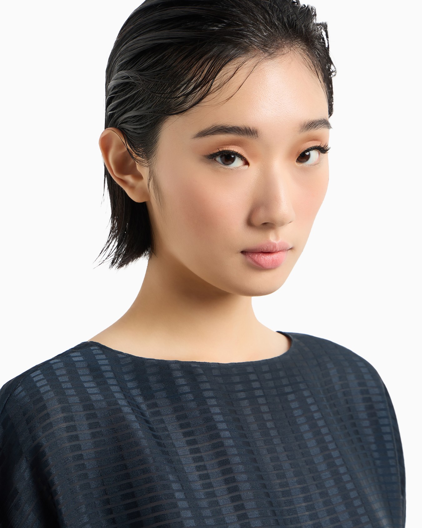 All-over rectangle-motif top with side slits Slide 4