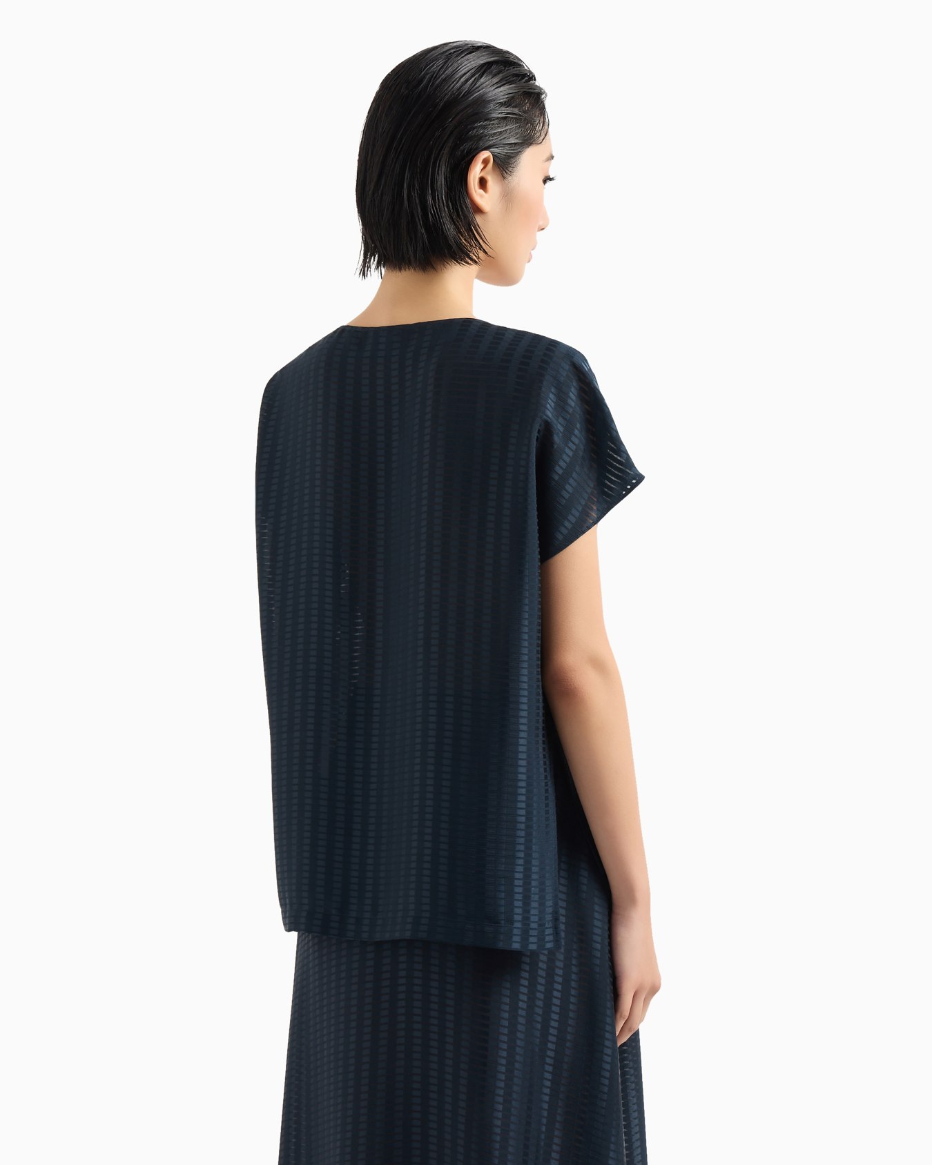All-over rectangle-motif top with side slits Slide 2