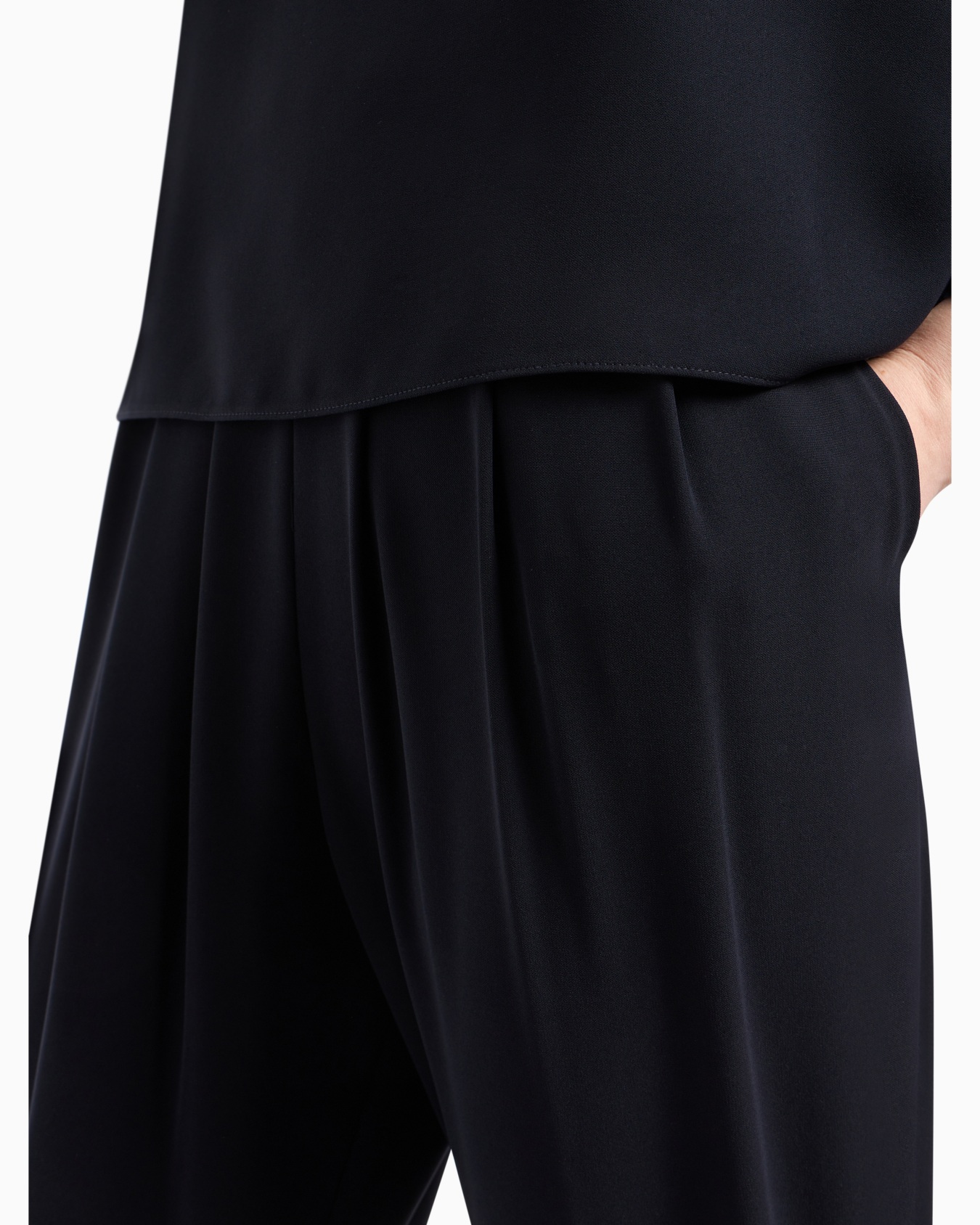Darted, high-waisted trousers in techno cady Diapositiva 4