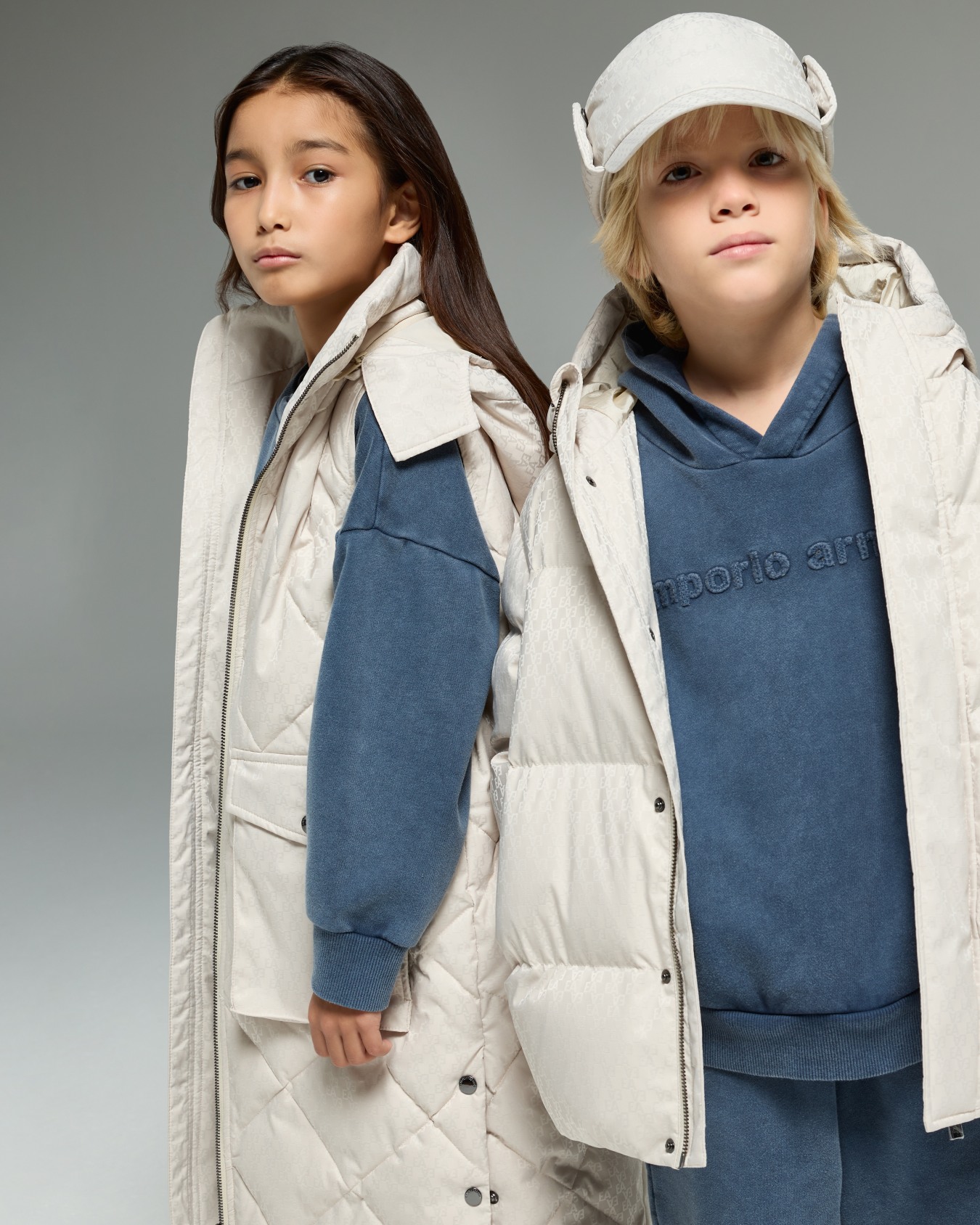 Oversized hooded sweatshirt in garment-dyed jersey Slide 3
