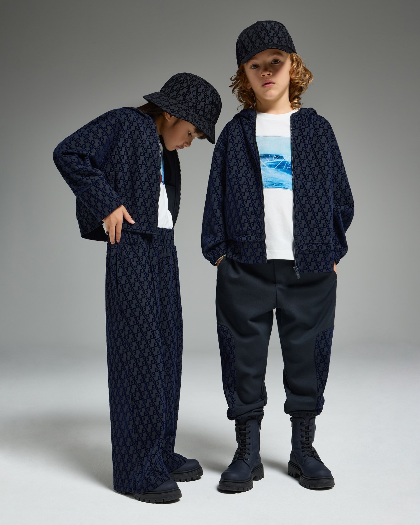 Oversized sweatshirt with a zip and hood, in interlock jersey with an all-over flocked EA logo Slide 3