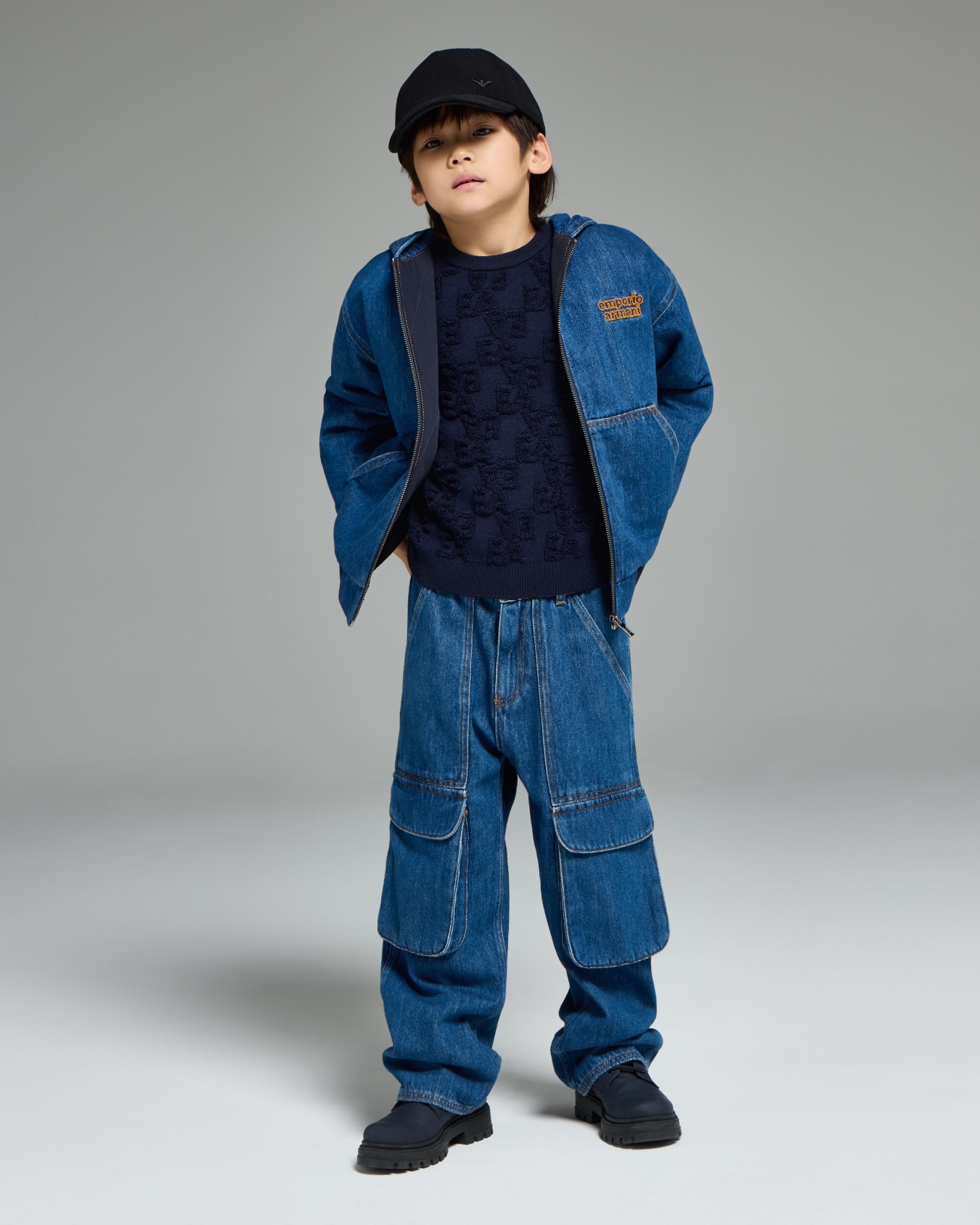 Blouson con zip e cappuccio in denim e ricamo logo Slide 3