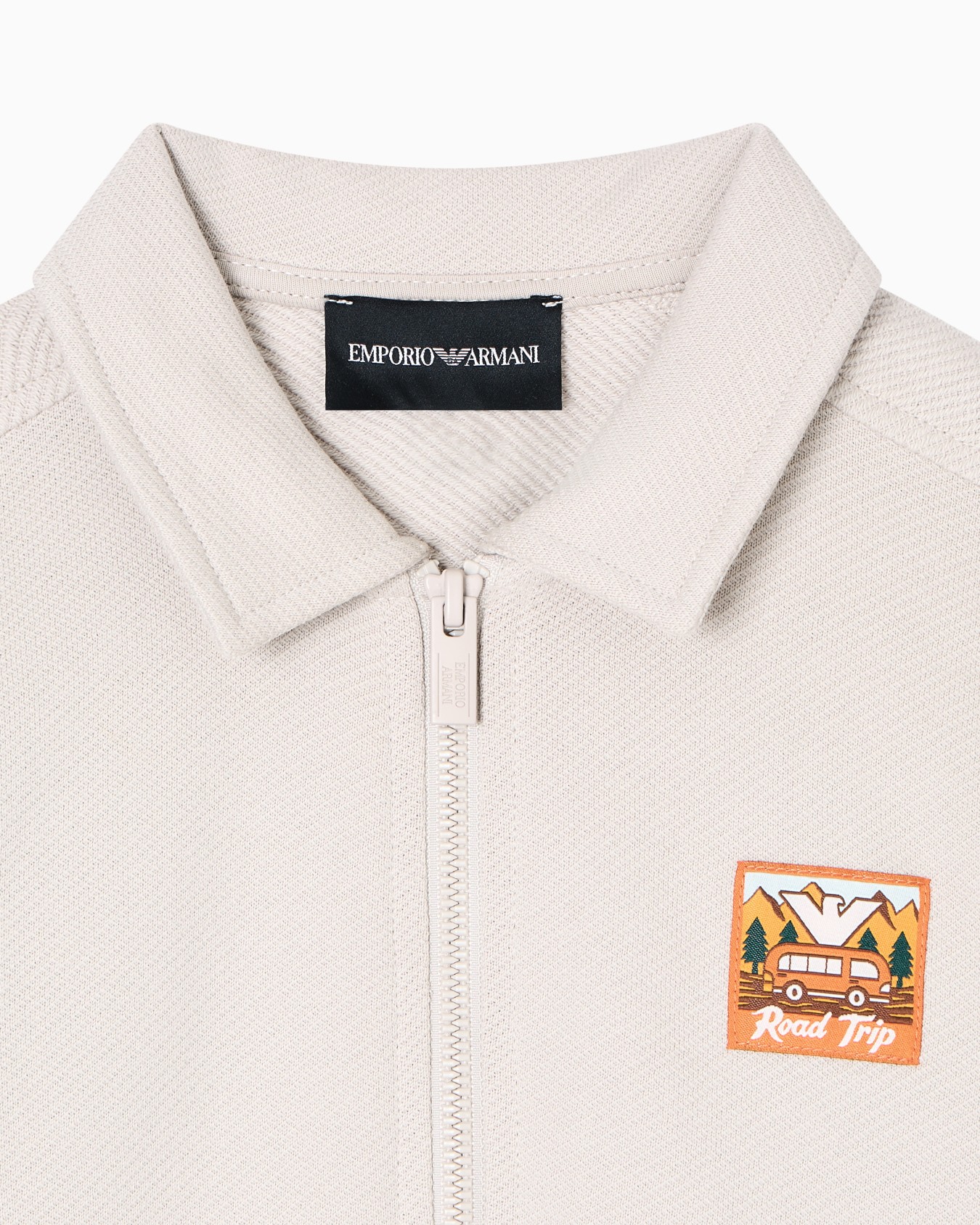 ASV Sweatshirt mit Reißverschluss in bequemer Passform, gefertigt aus Bio-Jersey-Interlock mit Manga Bear Crew Print Folie 1