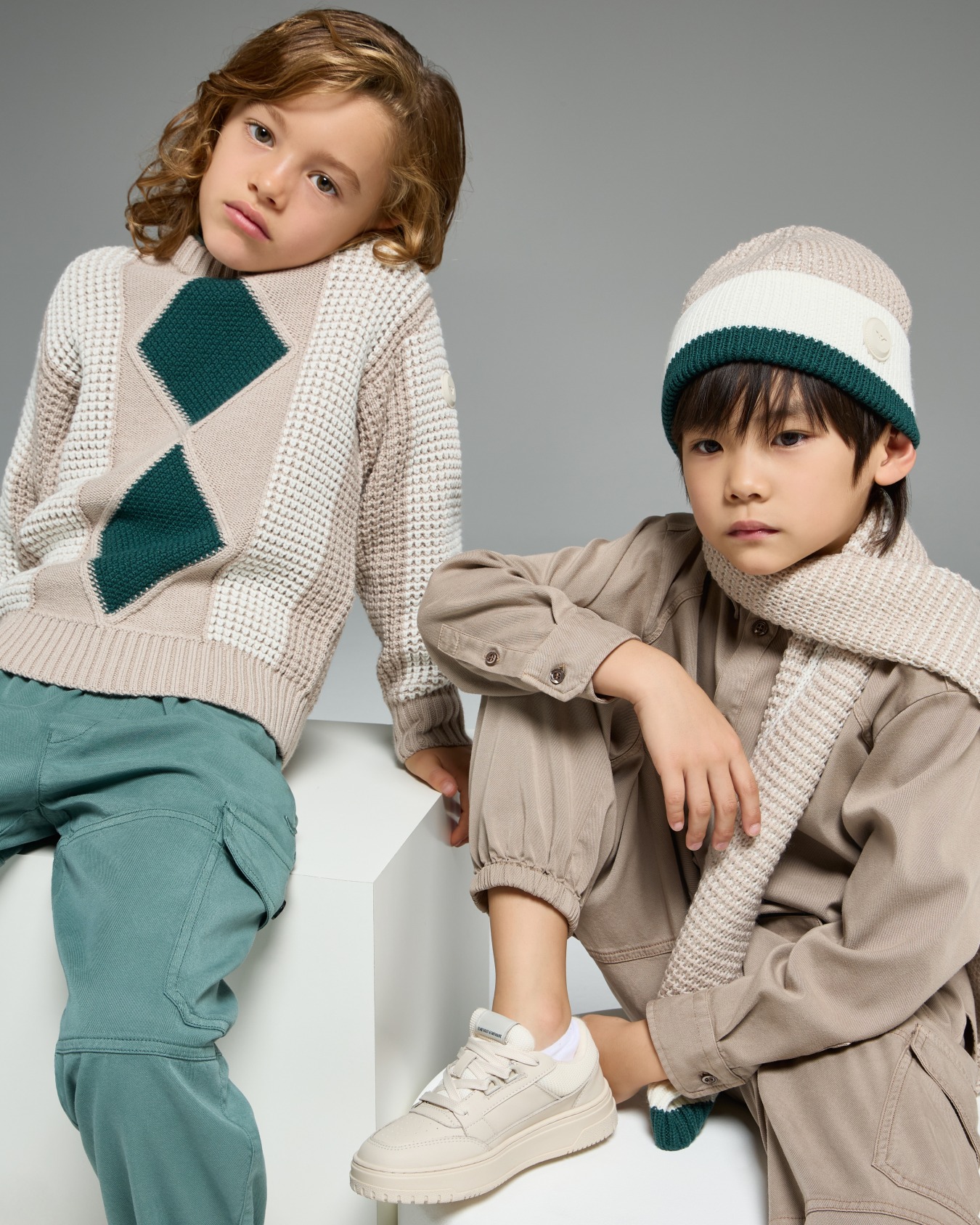 Jumper with oversized diamond motif in a mixed-stitch knit Slide 3