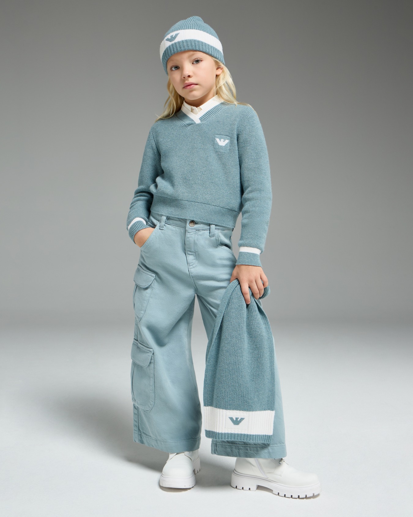 V-neck jumper in a wool blend Slide 3
