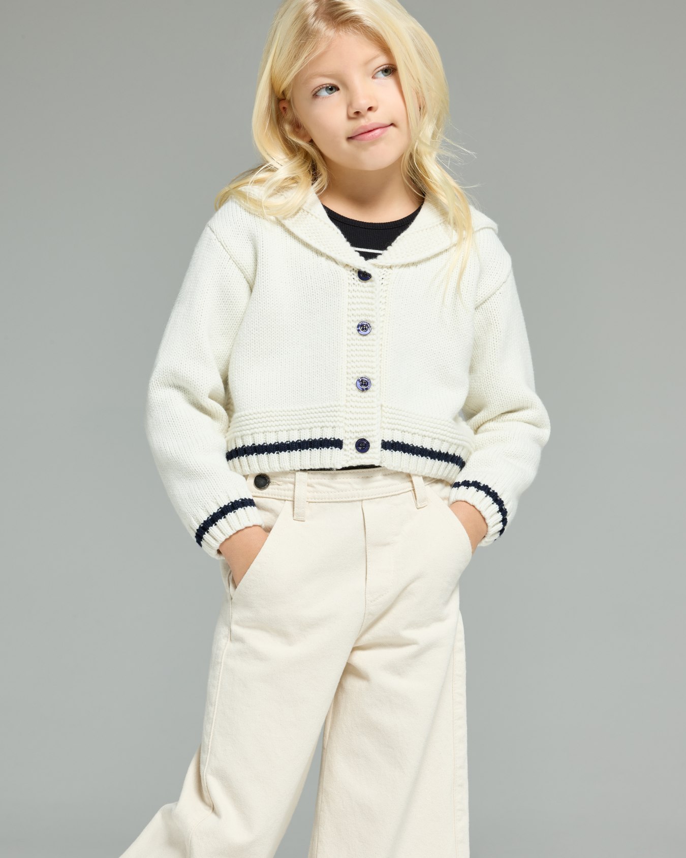 Cardigan in a virgin wool blend with flap Slide 3