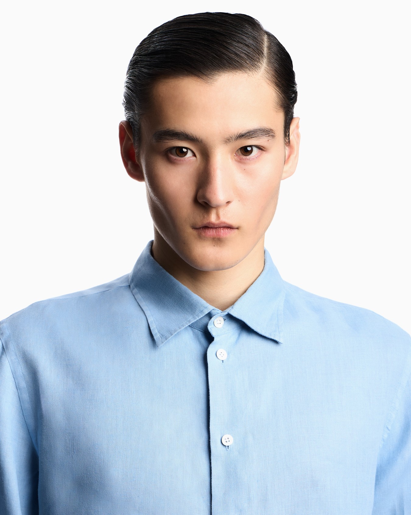 Garment-dyed linen shirt with French collar Slide 4