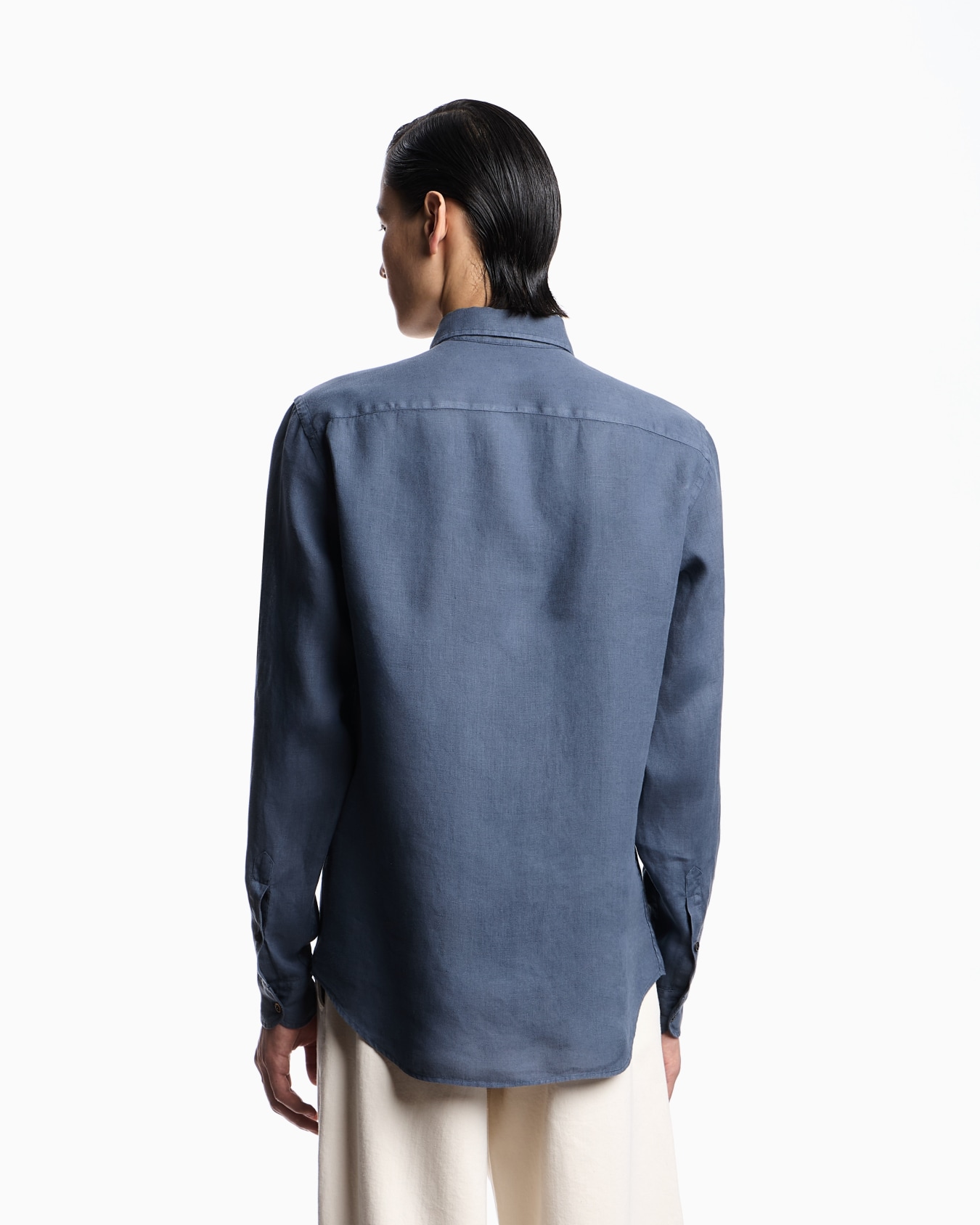 Garment-dyed linen shirt with French collar Slide 2