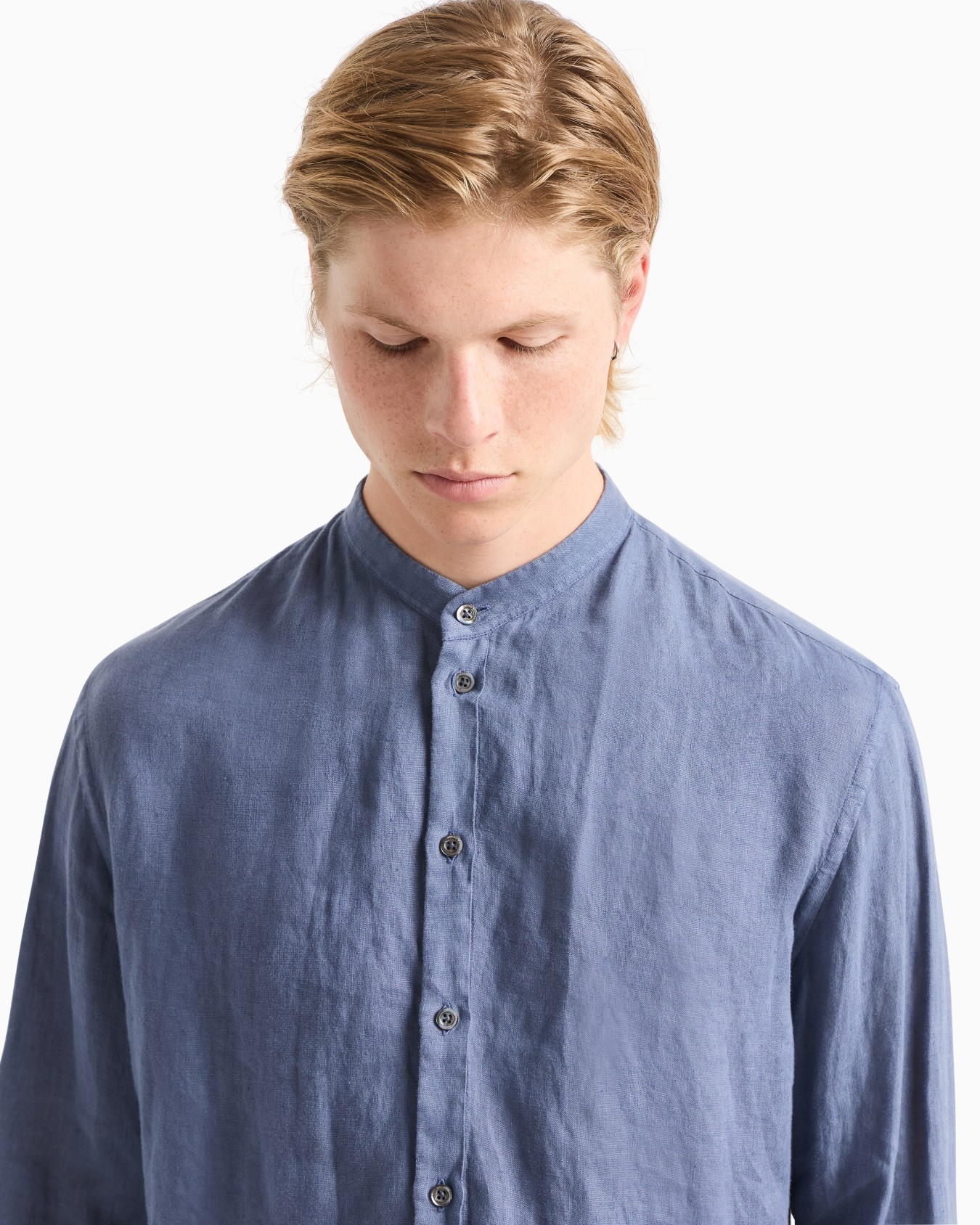 Garment-dyed linen shirt with guru collar Slide 4