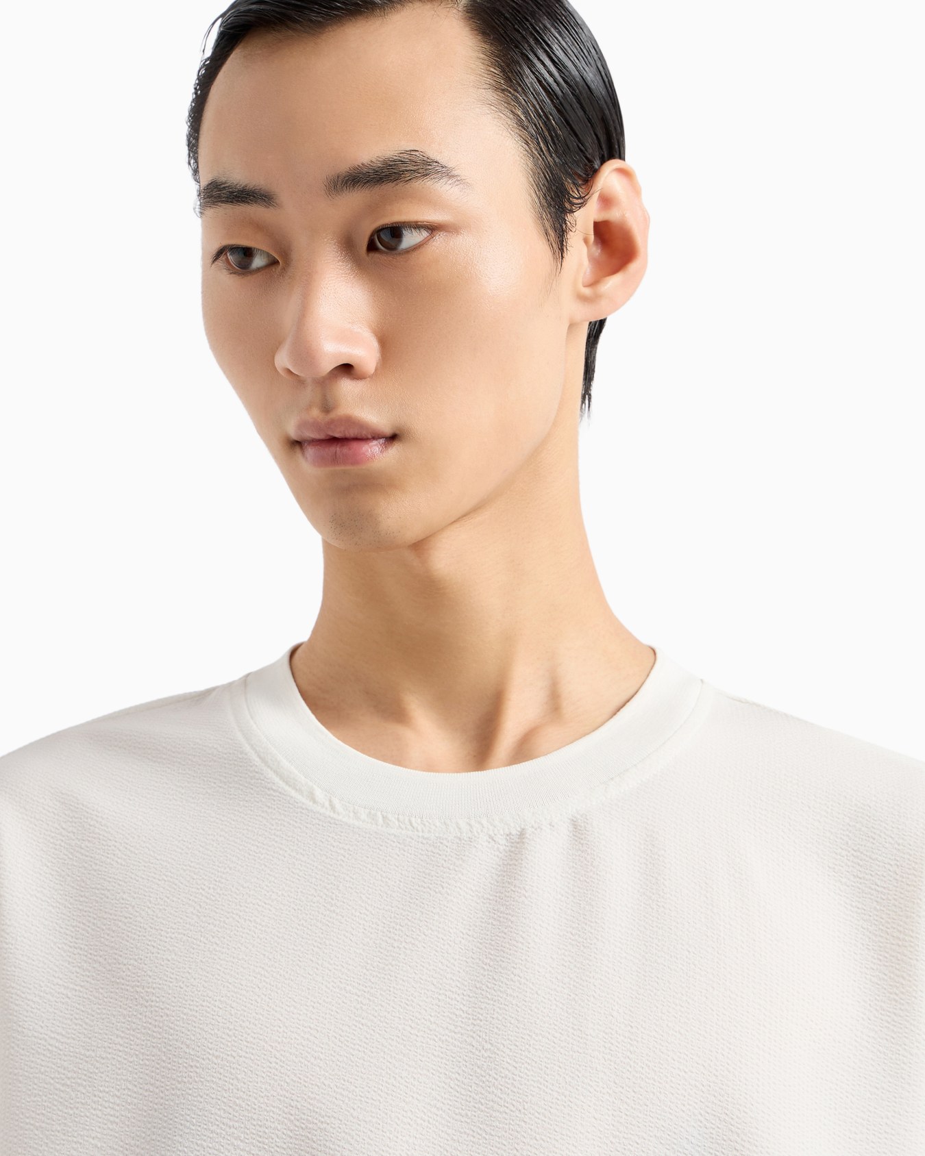 Super-lightweight technical-seersucker T-shirt Slide 5