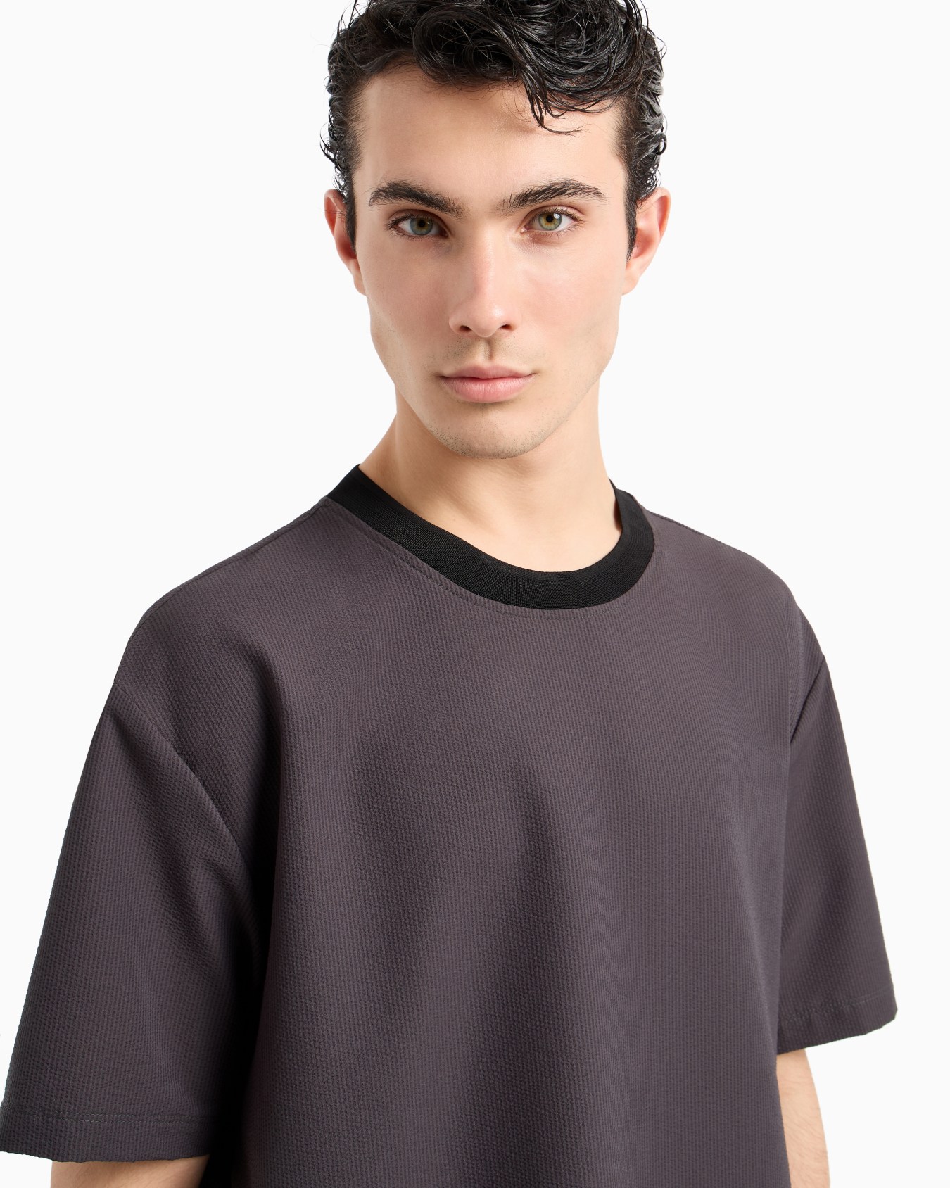 Super-lightweight technical-seersucker T-shirt Slide 4