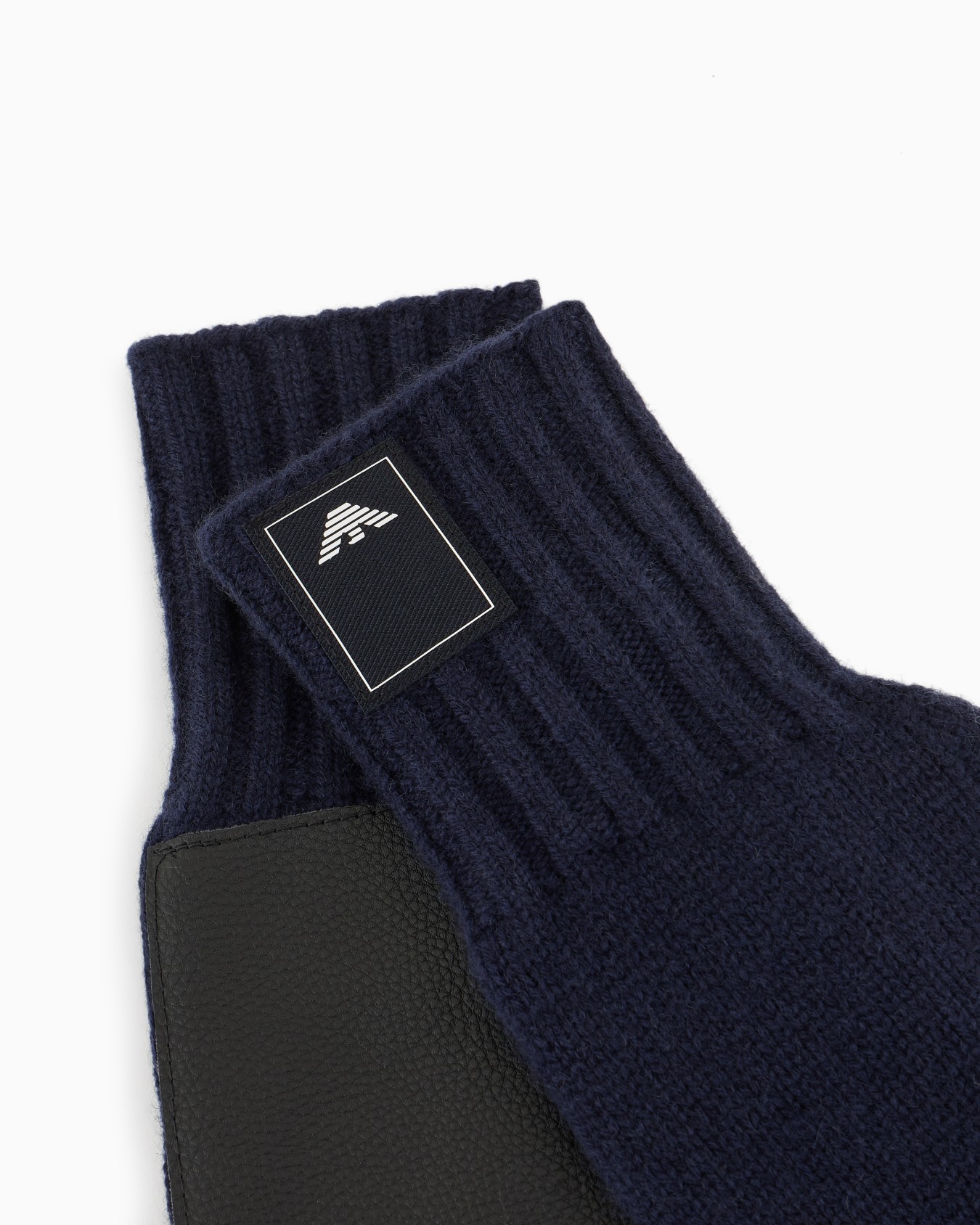 Travel Essential cashmere knit mittens Slide 1