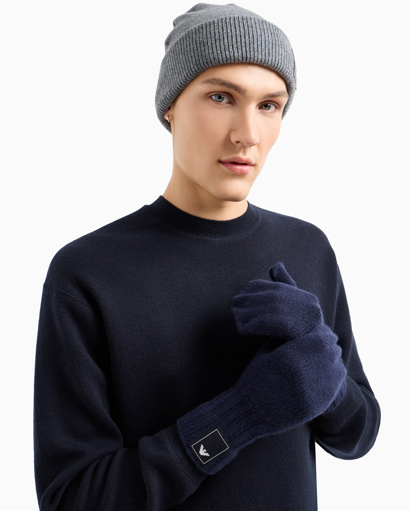 Travel Essential cashmere knit mittens Slide 2