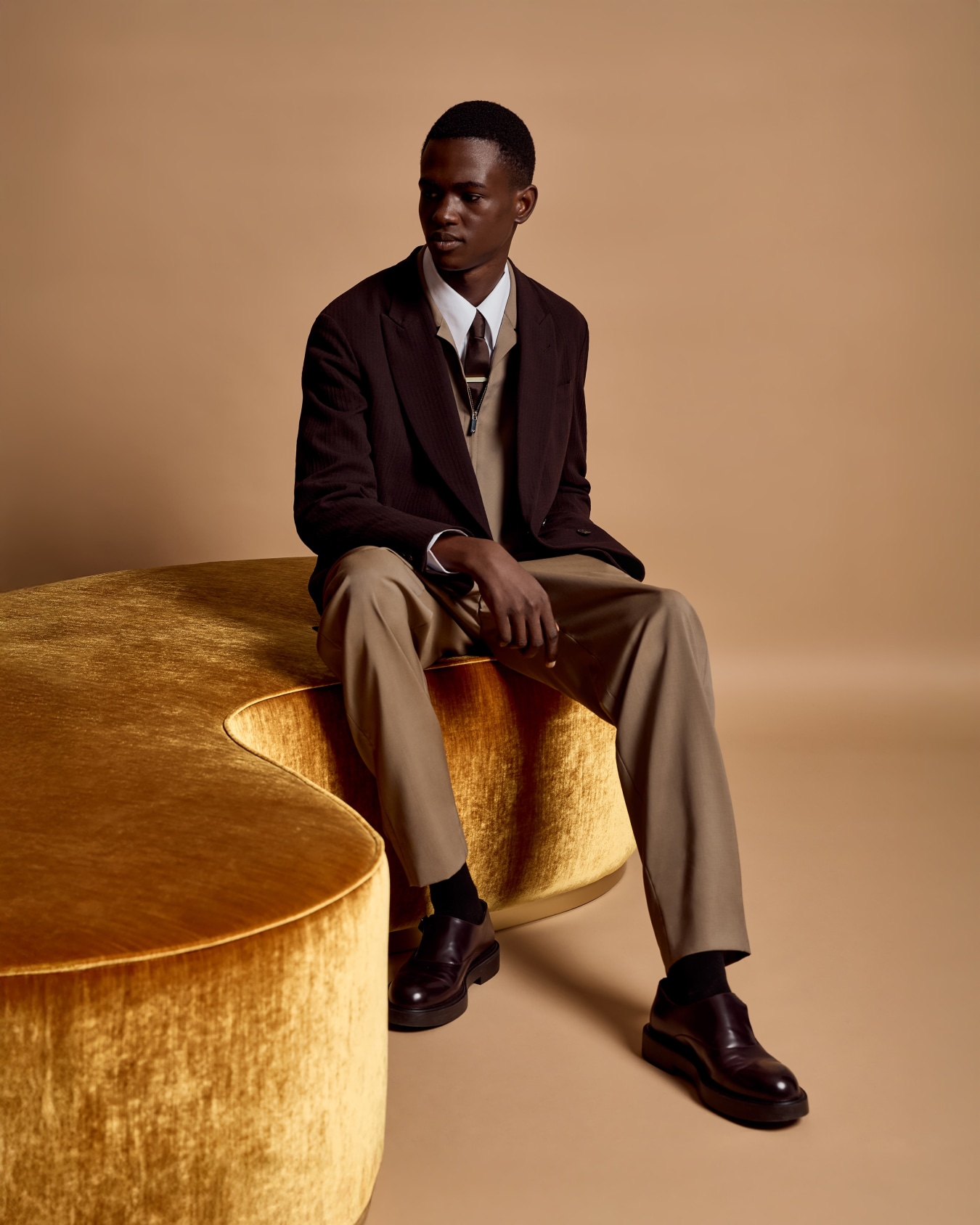 Double-breasted jacket in wool crêpe with 3D effect Slide 6