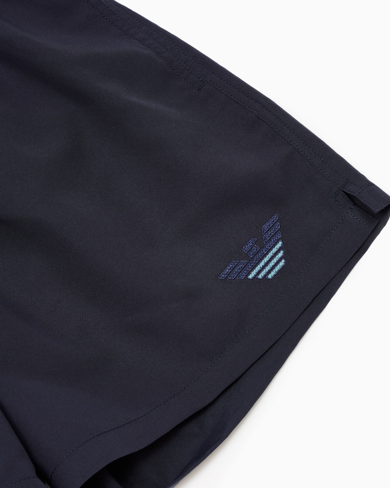 Bañador tipo pantalón corto con bordado de águila bicolor Diapositiva 3