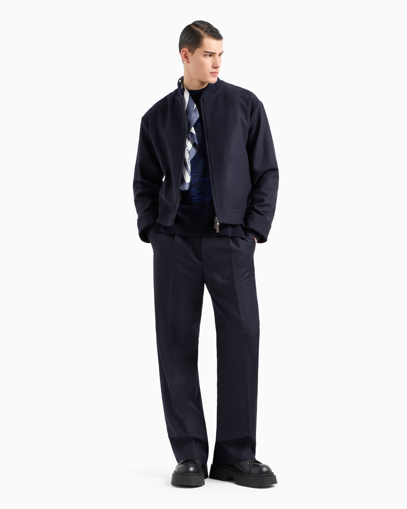 Pantalon à pinces en flanelle stretch de laine vierge Diapositive 3