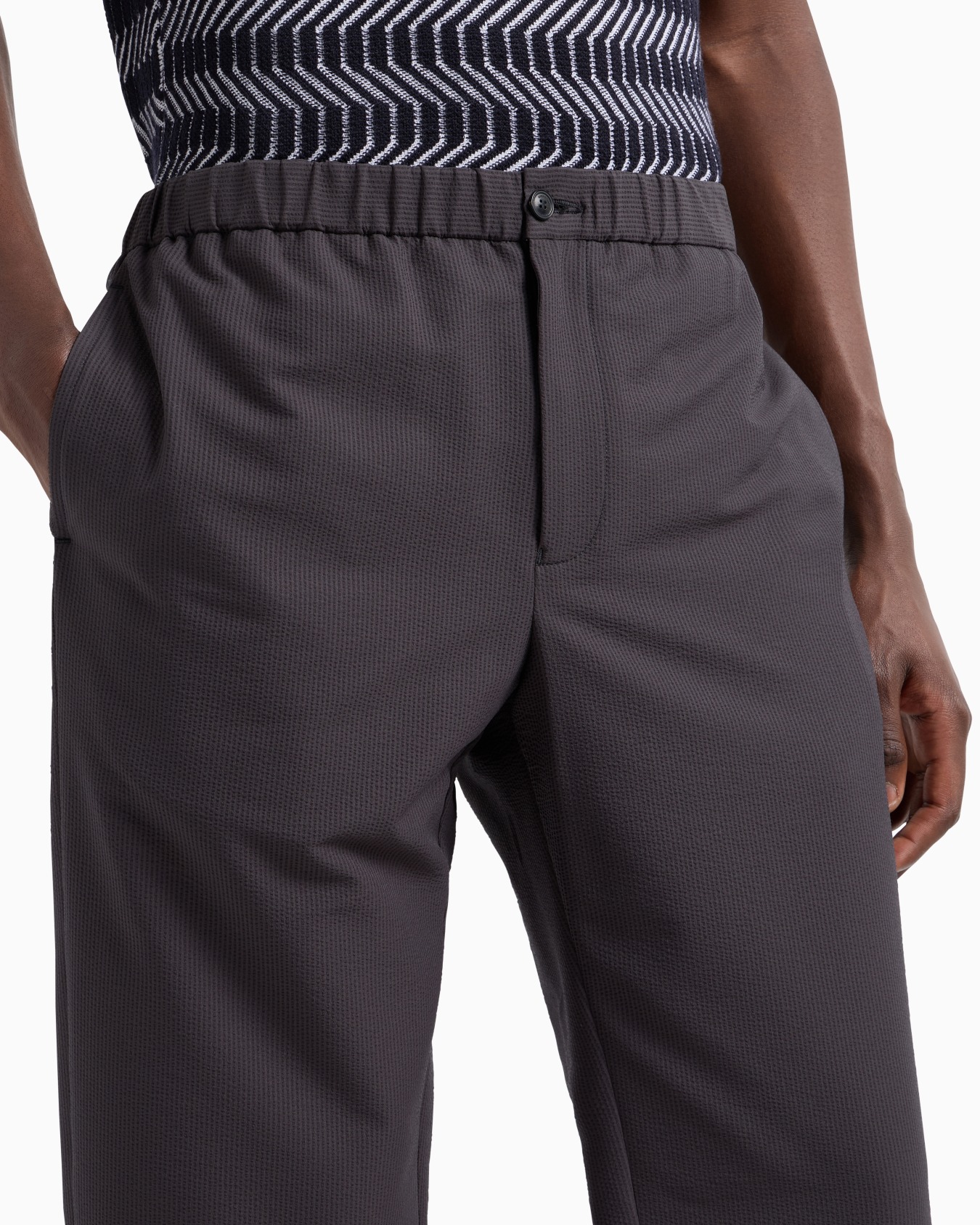 Ultra-light technical seersucker trousers with a gathered waist Slide 4