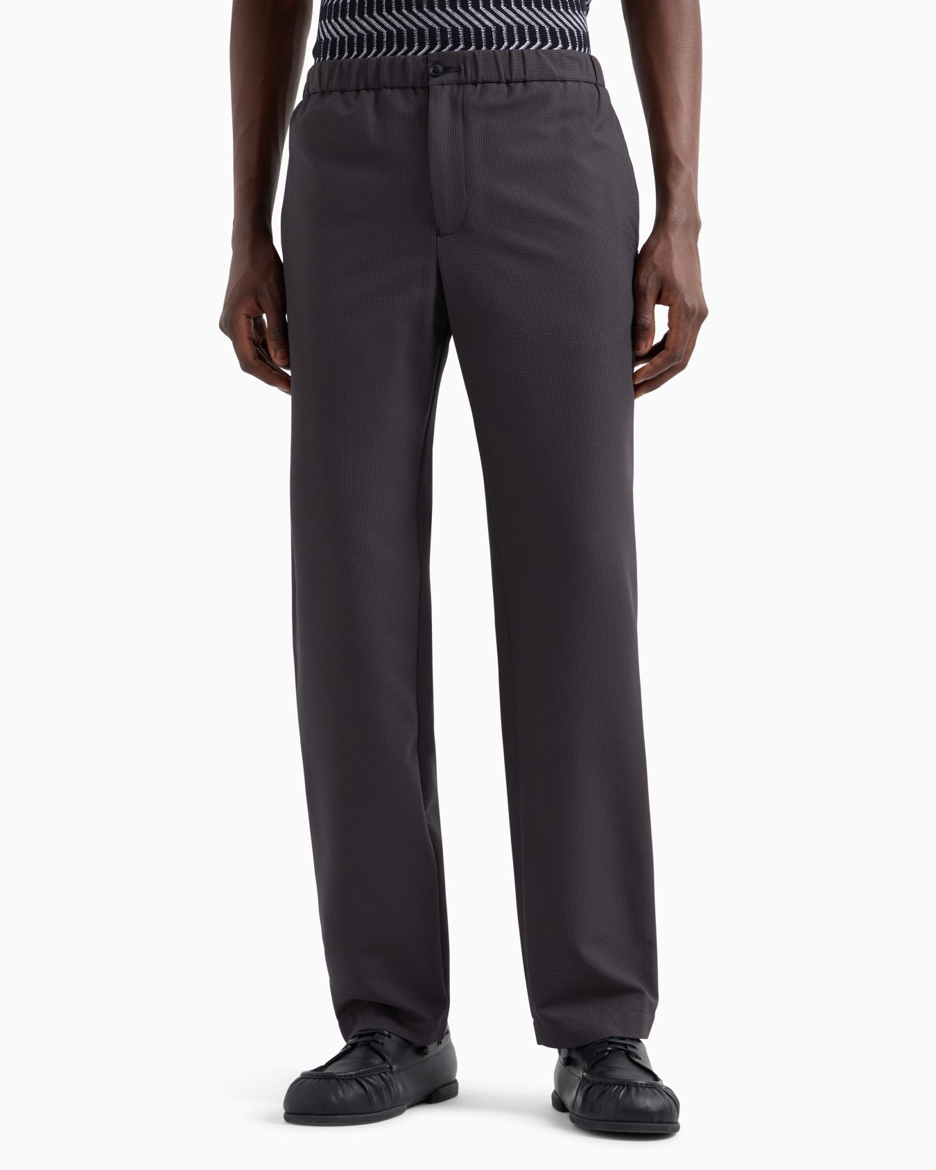 Ultra-light technical seersucker trousers with a gathered waist Slide 1