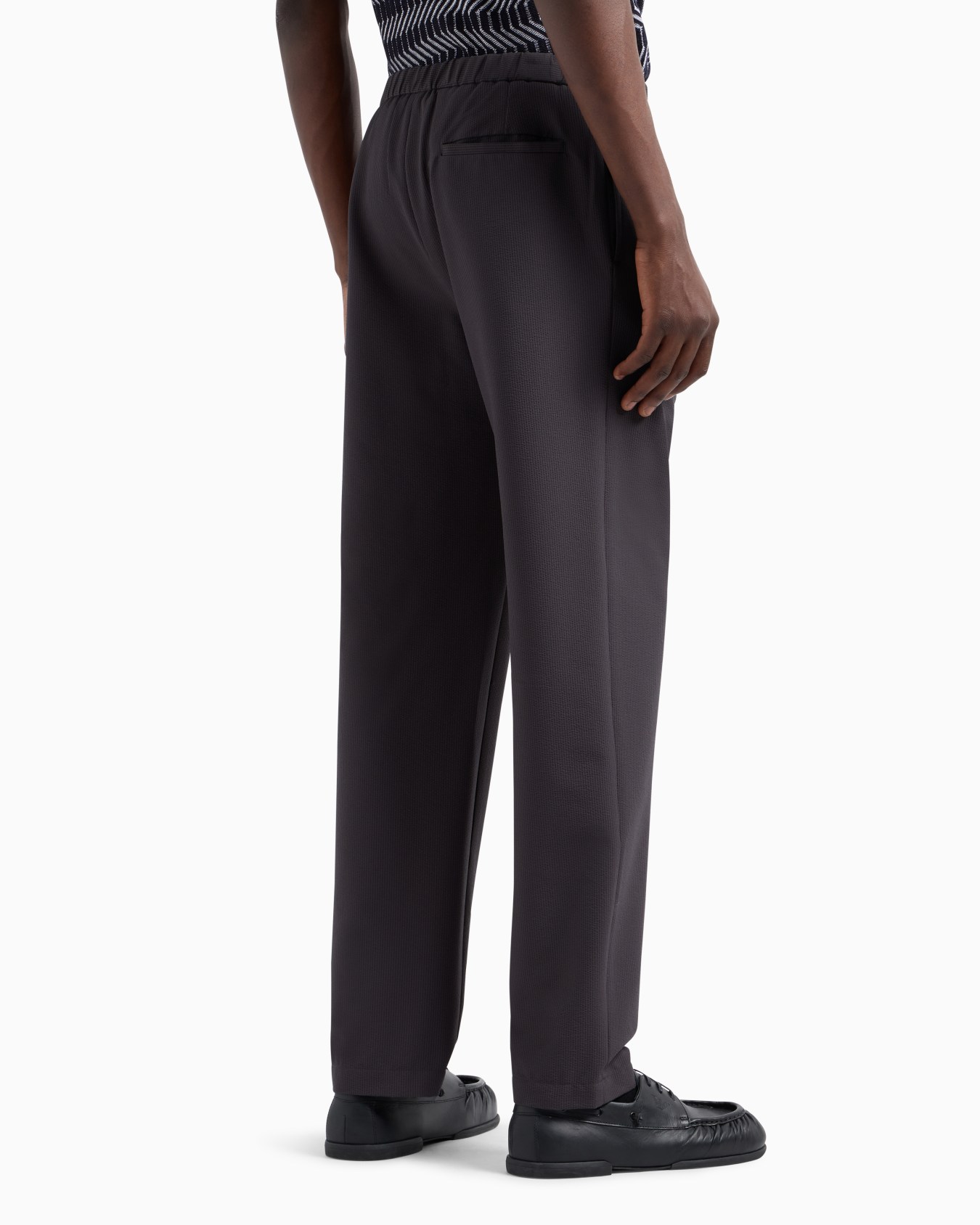 Ultra-light technical seersucker trousers with a gathered waist Slide 2