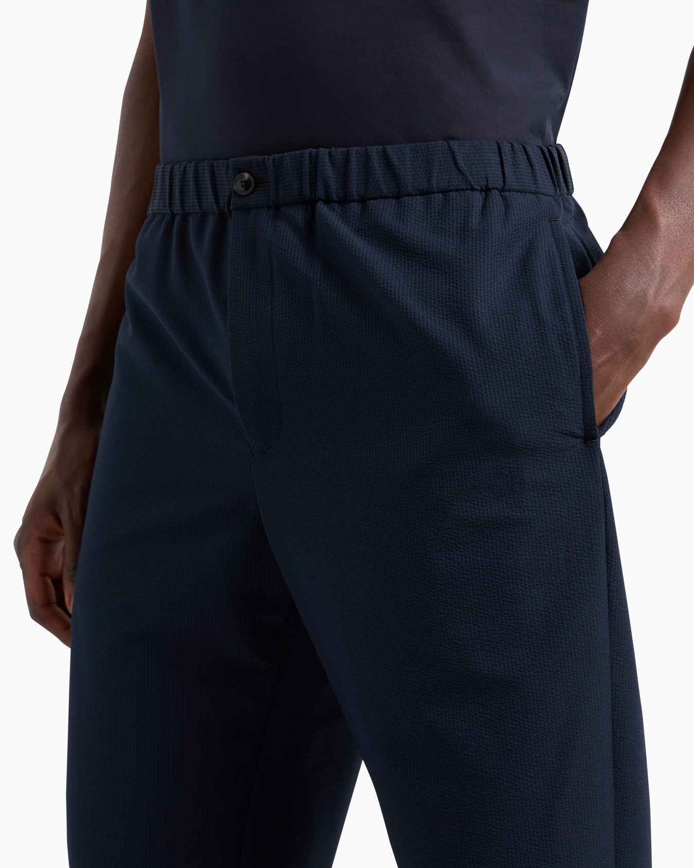 Ultra-light technical seersucker trousers with a gathered waist Slide 4