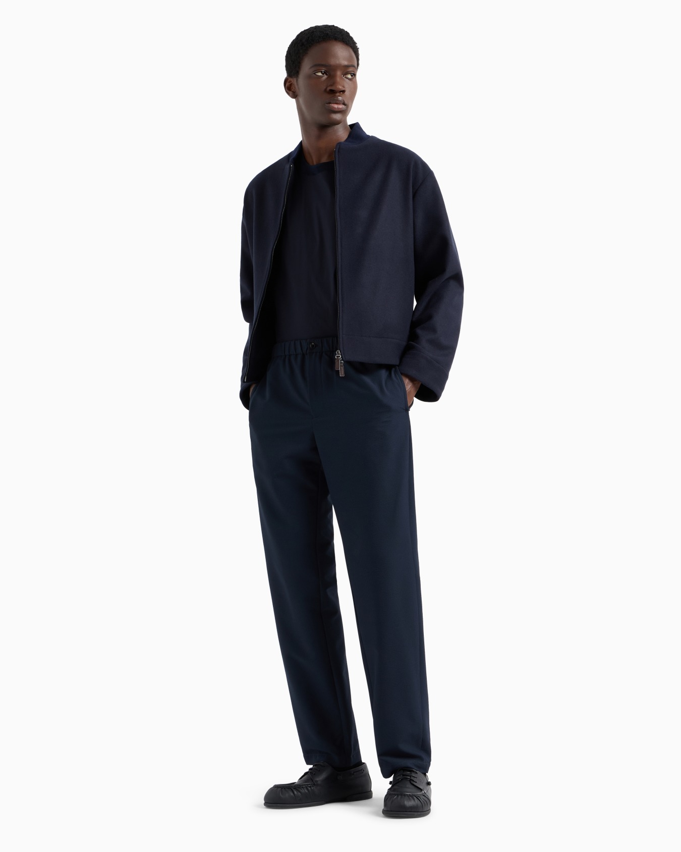 Ultra-light technical seersucker trousers with a gathered waist Slide 3