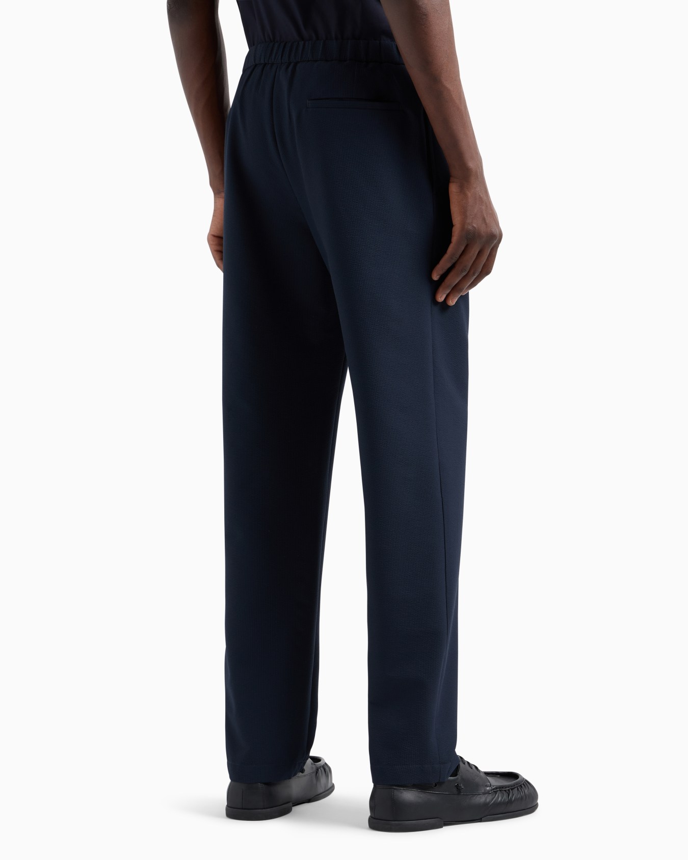 Ultra-light technical seersucker trousers with a gathered waist Slide 2