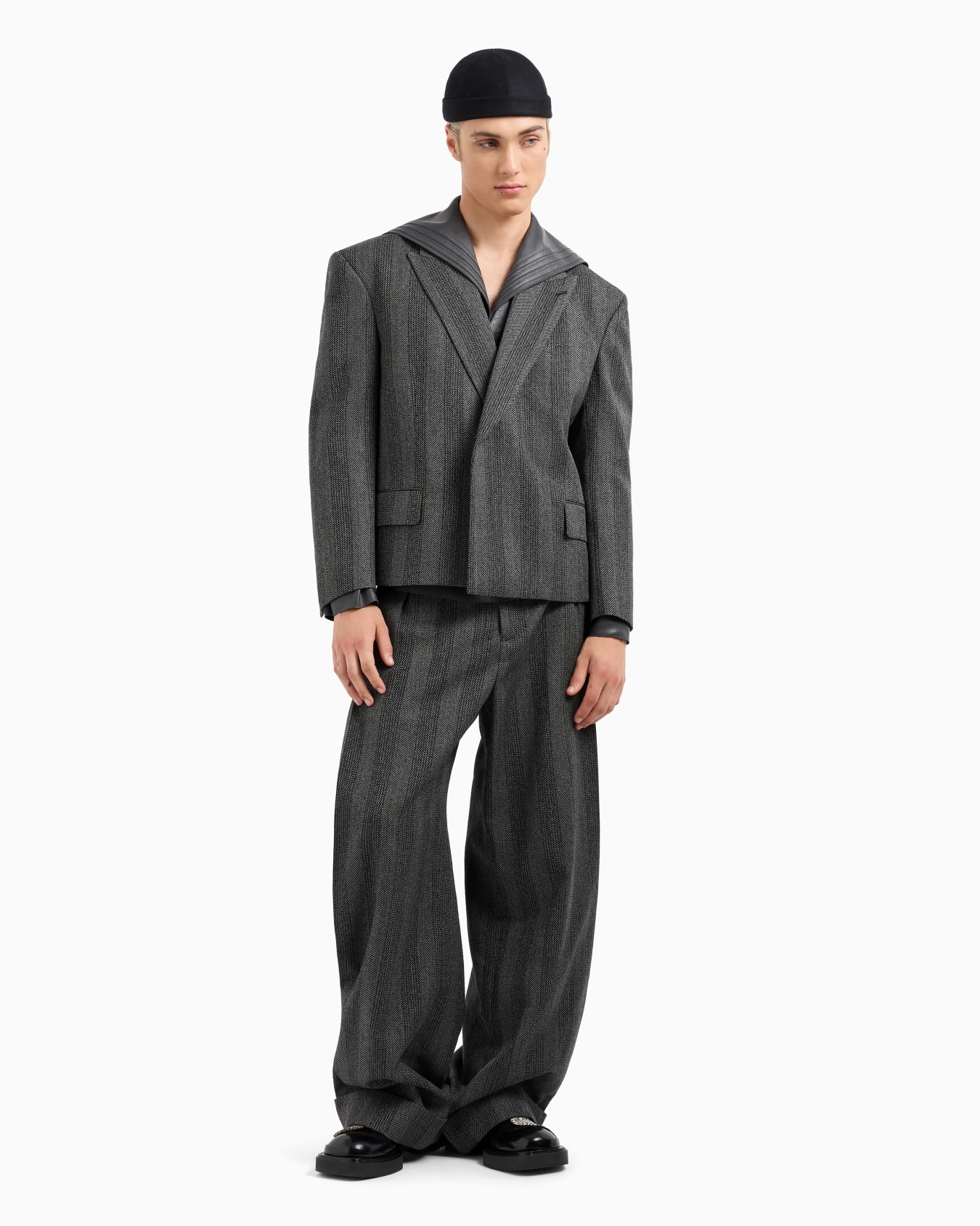 Short single-breasted blazer in compact virgin wool with chevron stripes Slide 3