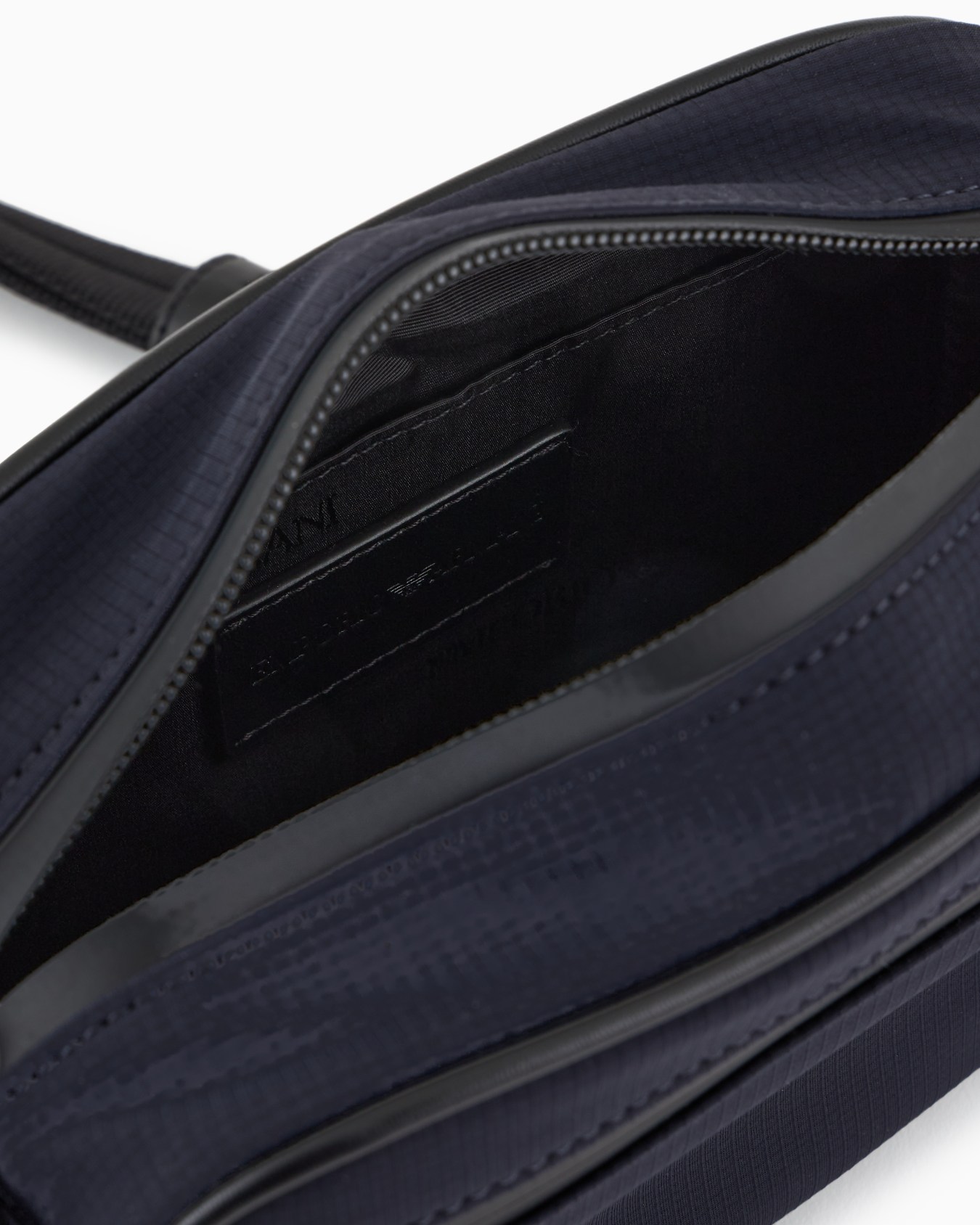 Travel Essentials nylon tech case Slide 3