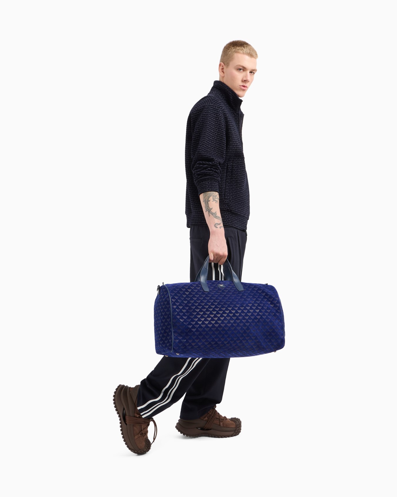 Sac de sport en cuir suédé embossé d'un aigle all over  Diapositive 5