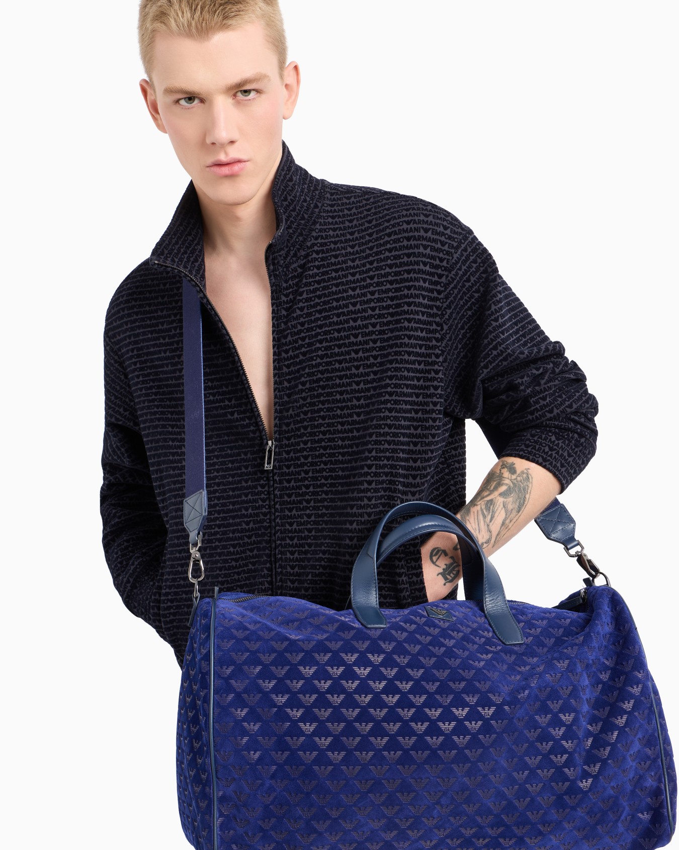 Sac de sport en cuir suédé embossé d'un aigle all over  Diapositive 6
