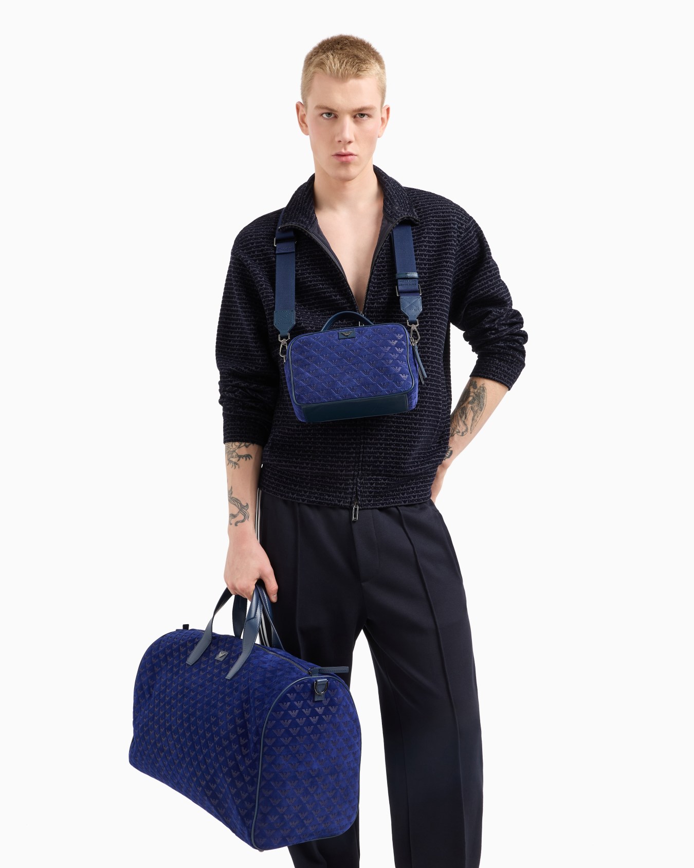 Sac de sport en cuir suédé embossé d'un aigle all over  Diapositive 7