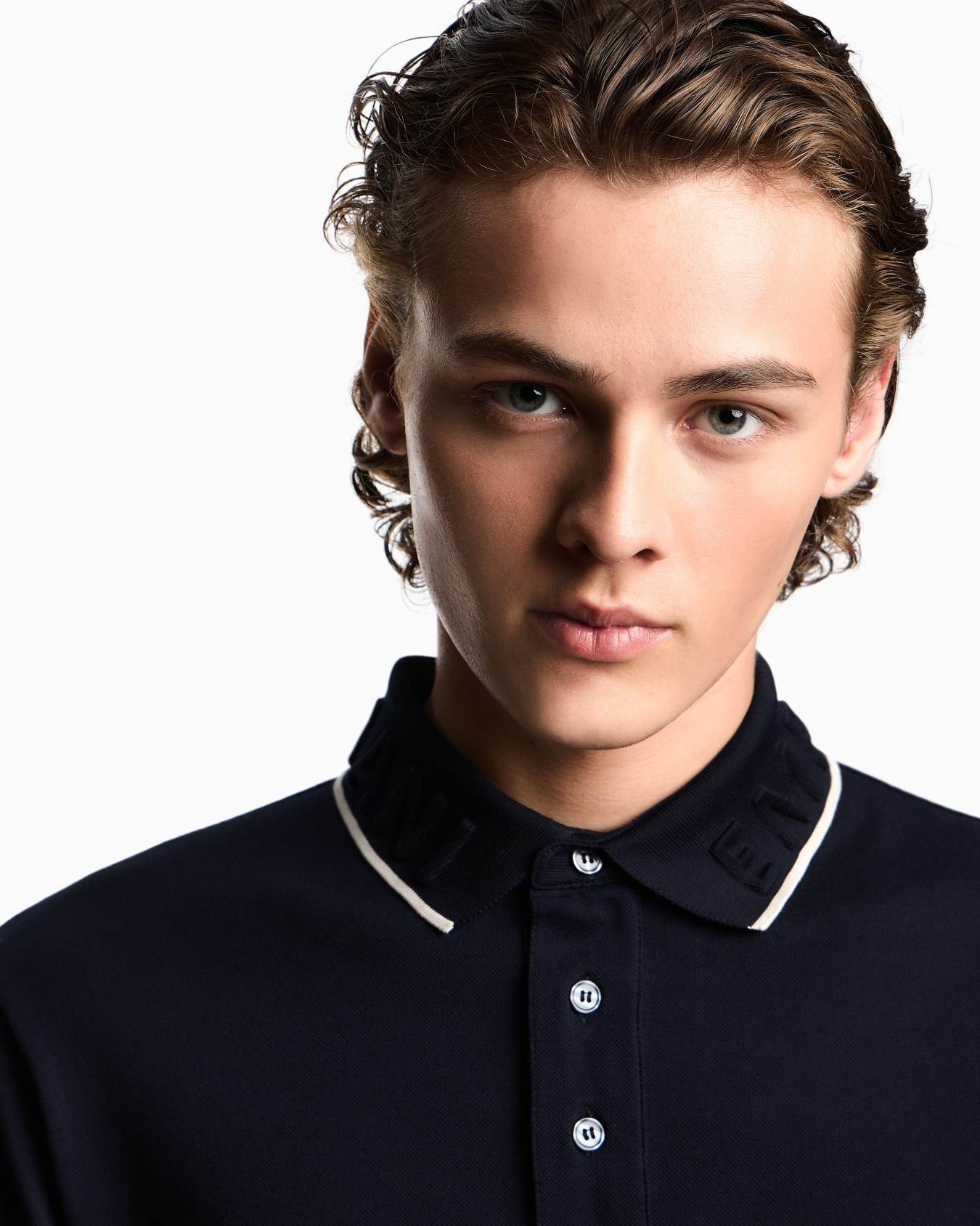 Piqué polo shirt with embossed logo collar Slide 4