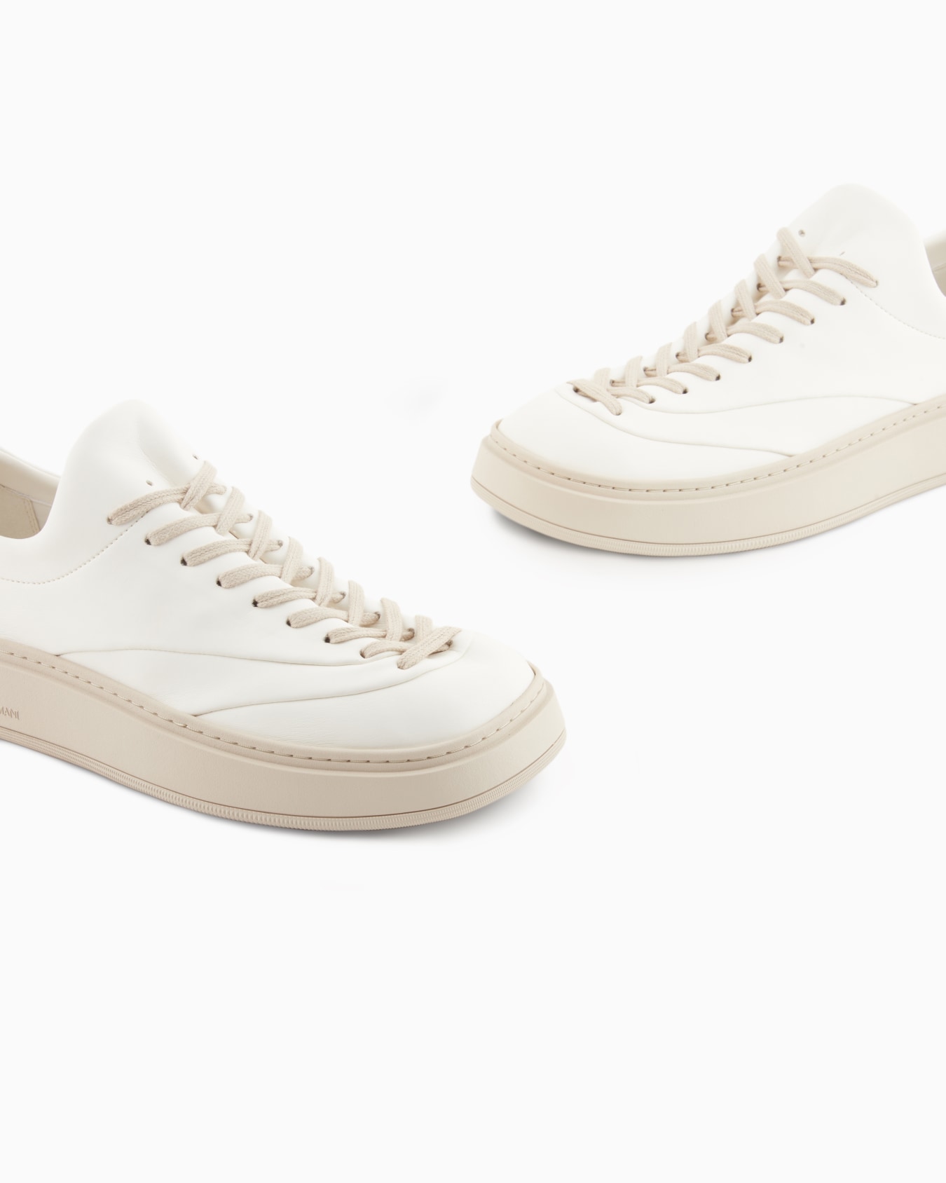 Sneakers with contrasting laces Slide 4