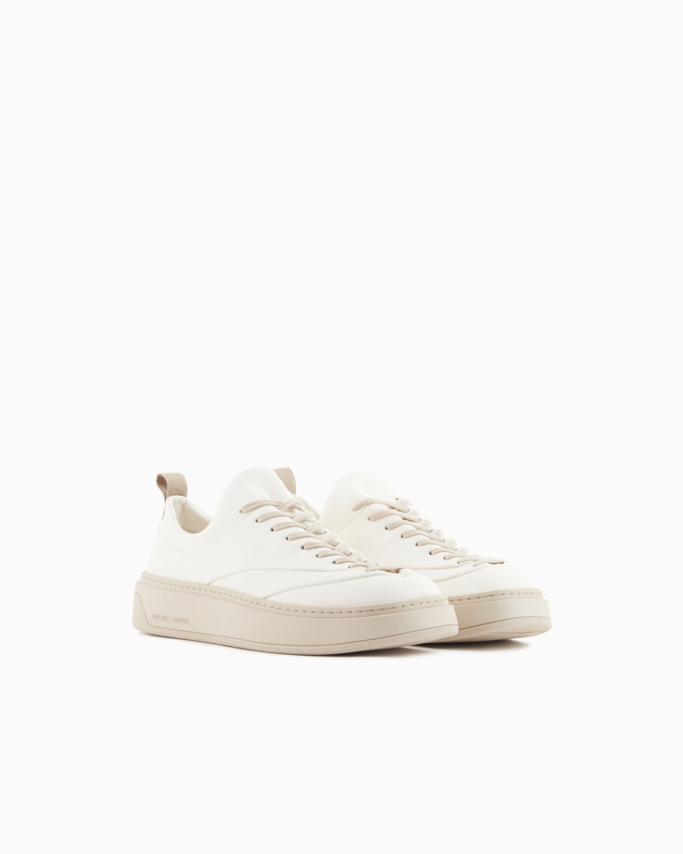 Sneakers with contrasting laces Slide 1