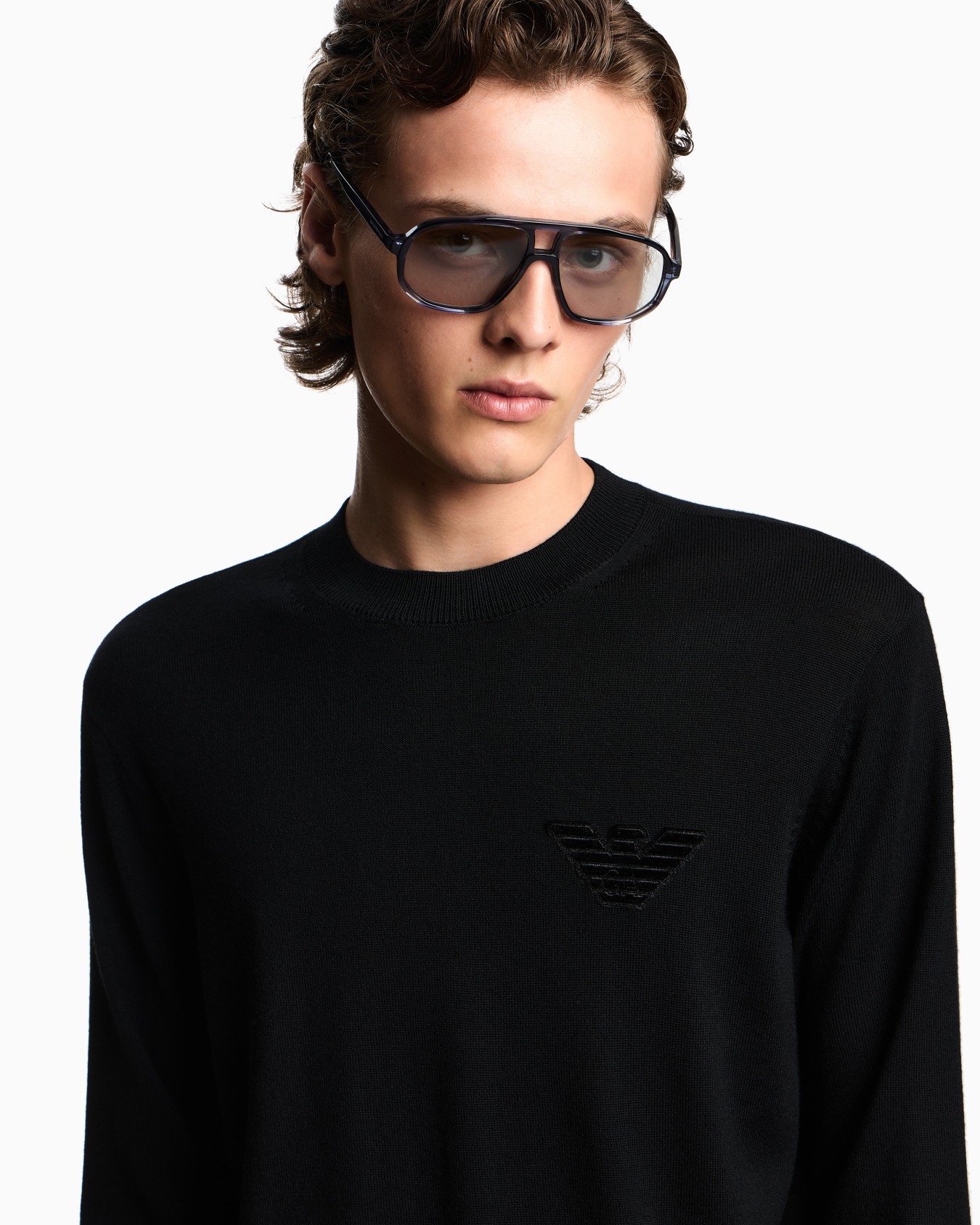 Plain-knit virgin-wool jumper with eagle patch Slide 4