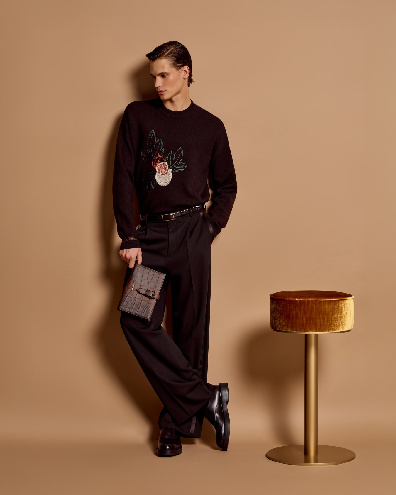 Virgin-wool plain-knit jumper with foliage embroidery Slide 6