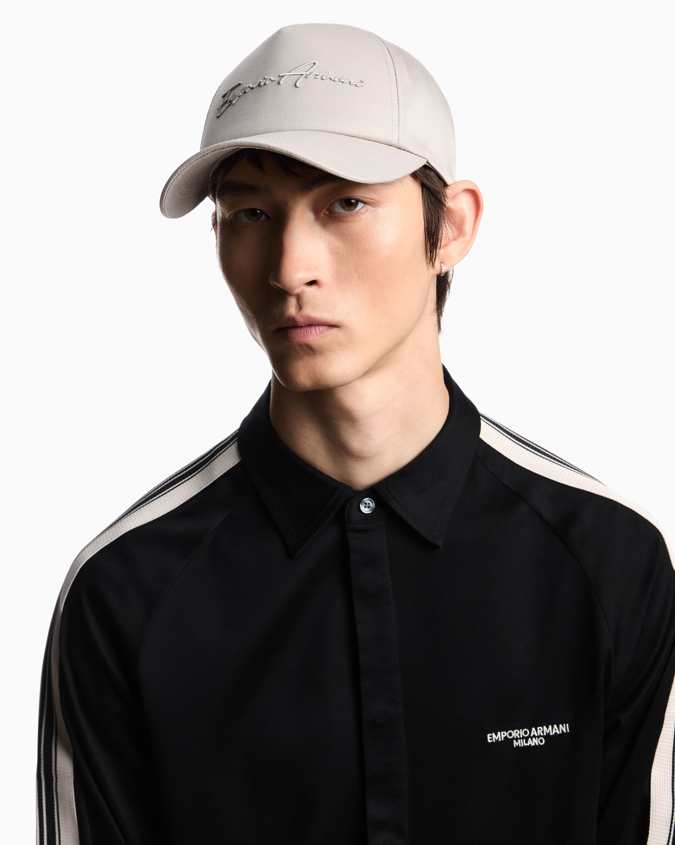 엠포리오 아르마니 자수 디테일 베이스볼 캡 슬라이드 2