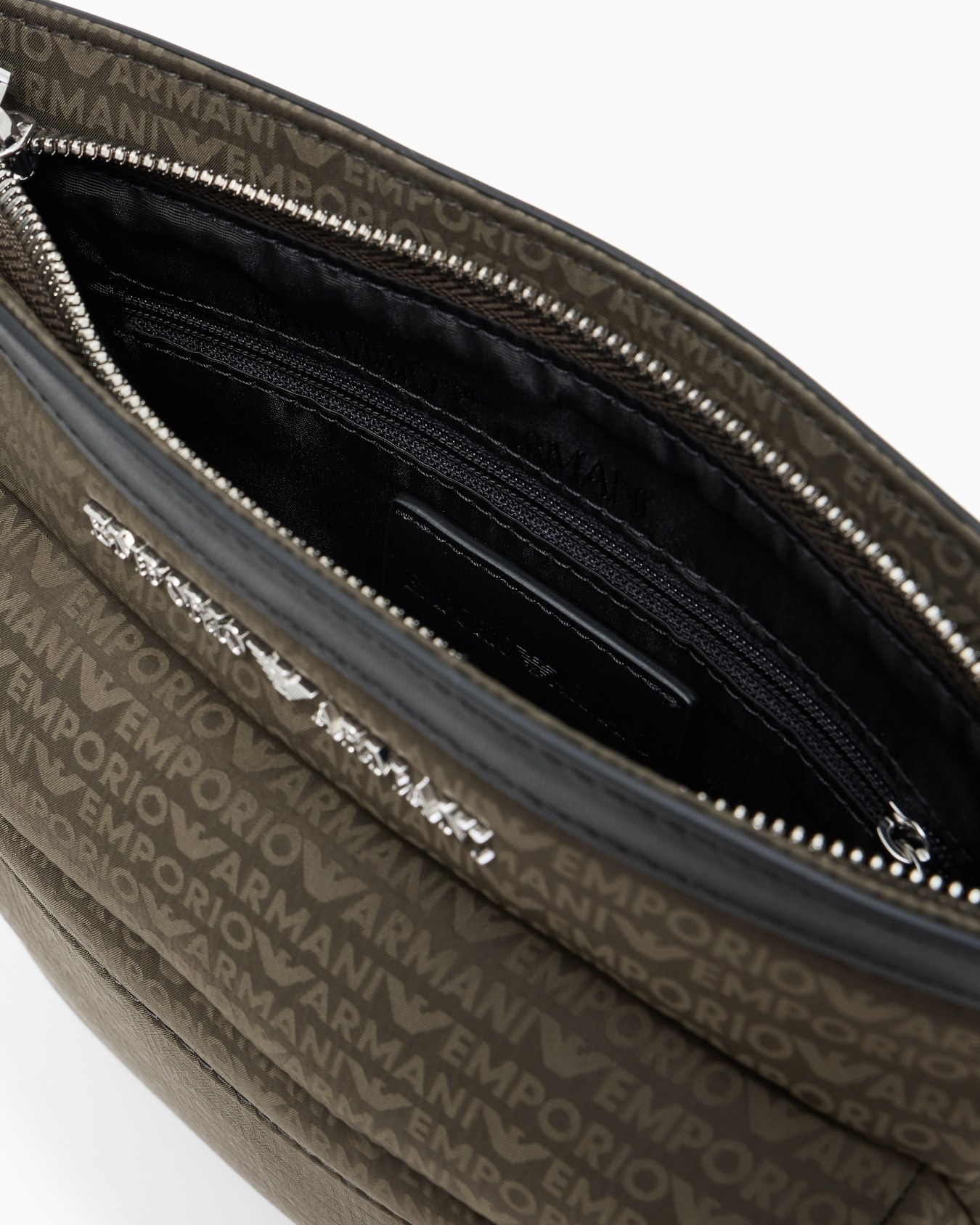 Sac à bancoulière plat en nylon avec inscription monogramme Diapositive 3