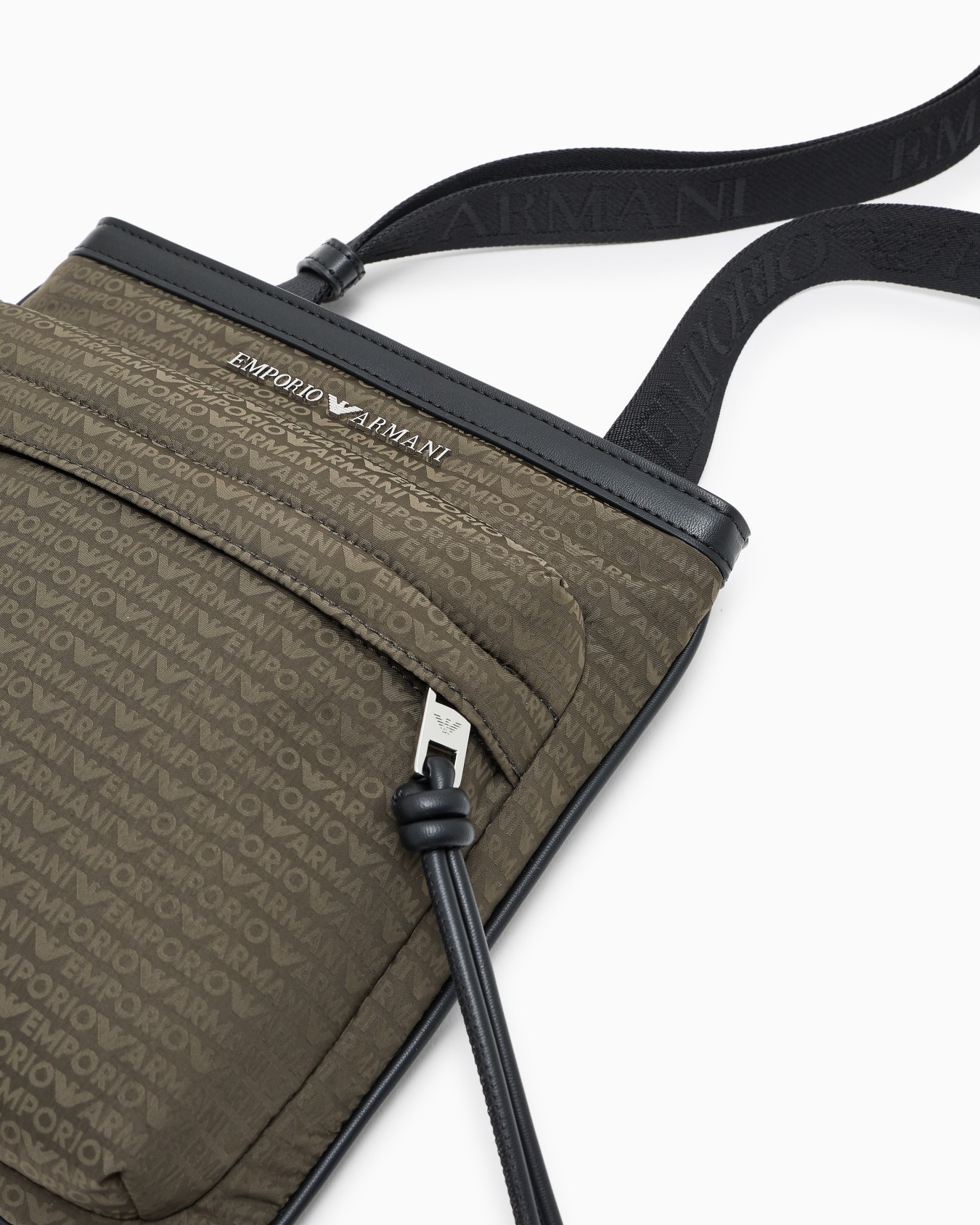 Sac à bancoulière plat en nylon avec inscription monogramme Diapositive 4