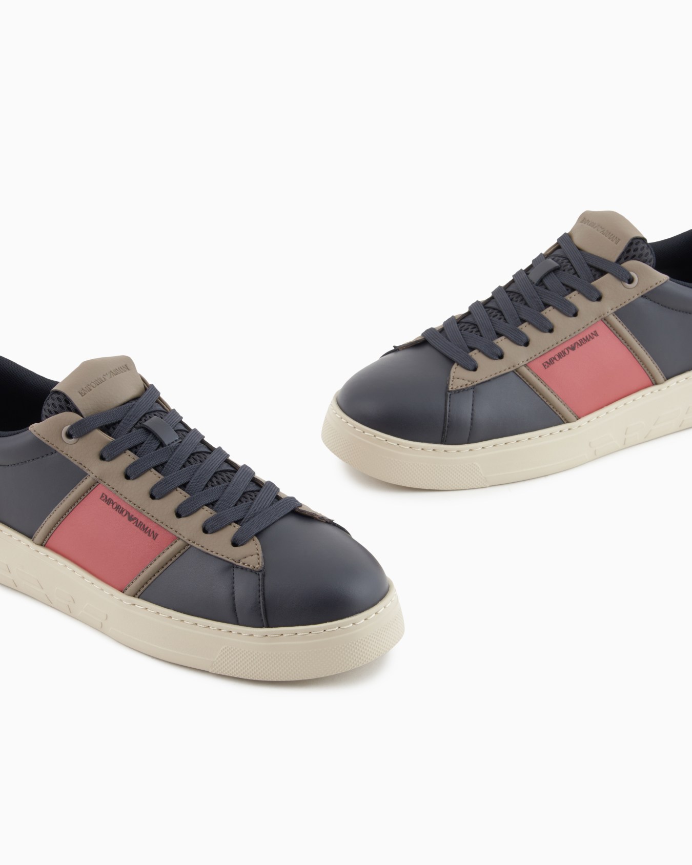 Sneakers en cuir avec détails contrastés Diapositive 4